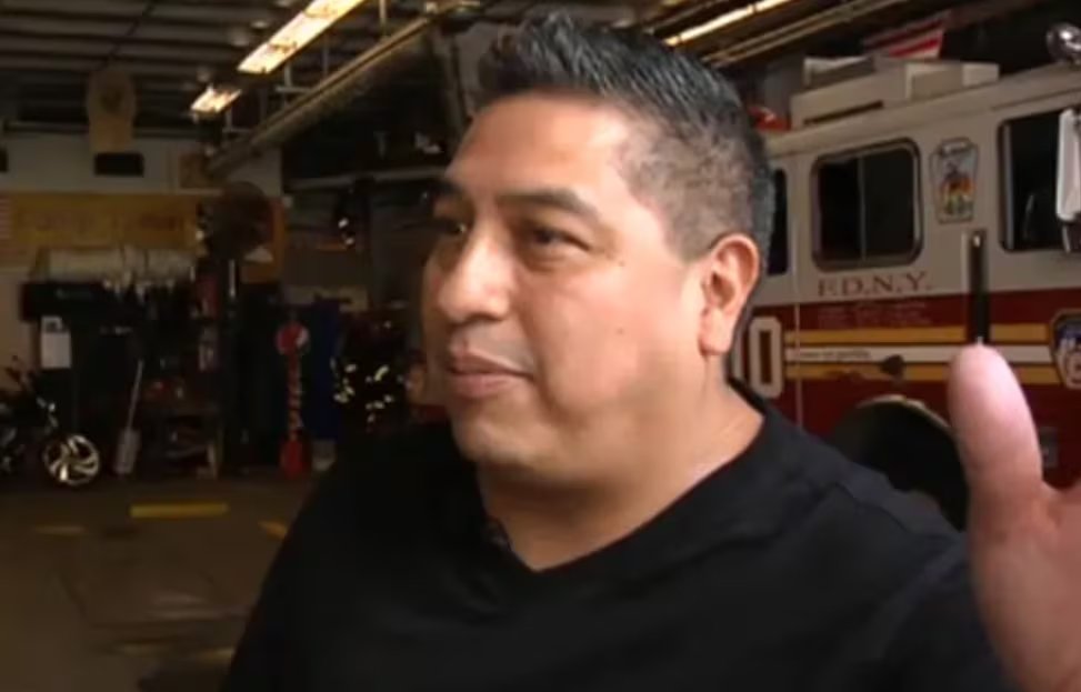 Rafael Hernández, bombero mexicano, entró a la Torre Norte y cargó 28 pisos a una mujer embarazada para sacarla del World Trade Center (Fox News)