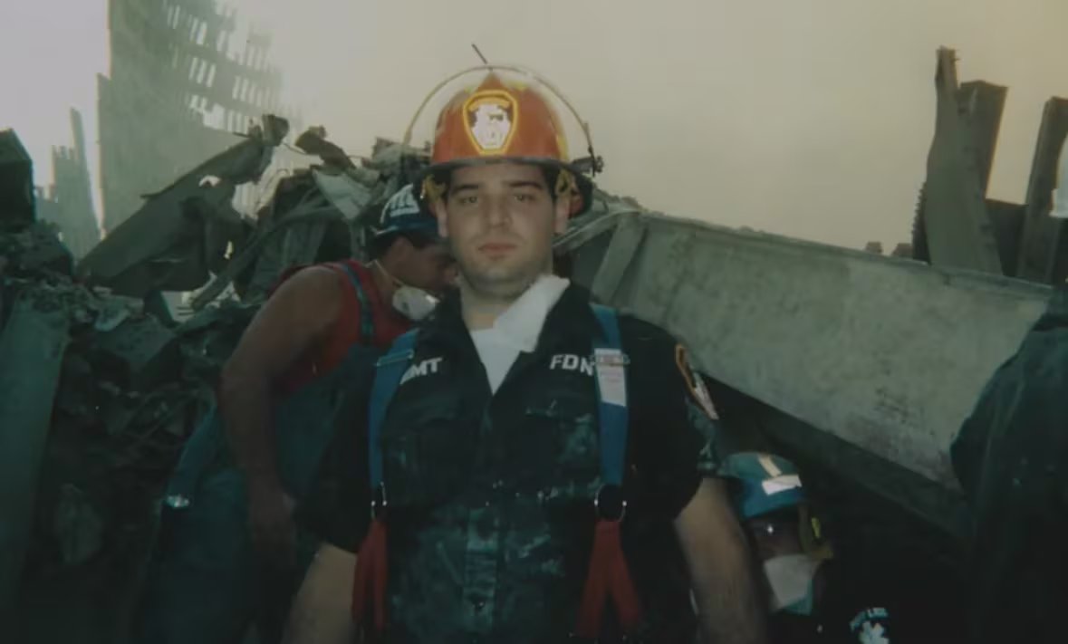 Orlando Martínez, paramédico con raíces puertorriqueñas, atendió heridos junto a las Torres Gemelas y trasladó a una mujer alcanzada por parte del tren de aterrizaje (Nat Geo)