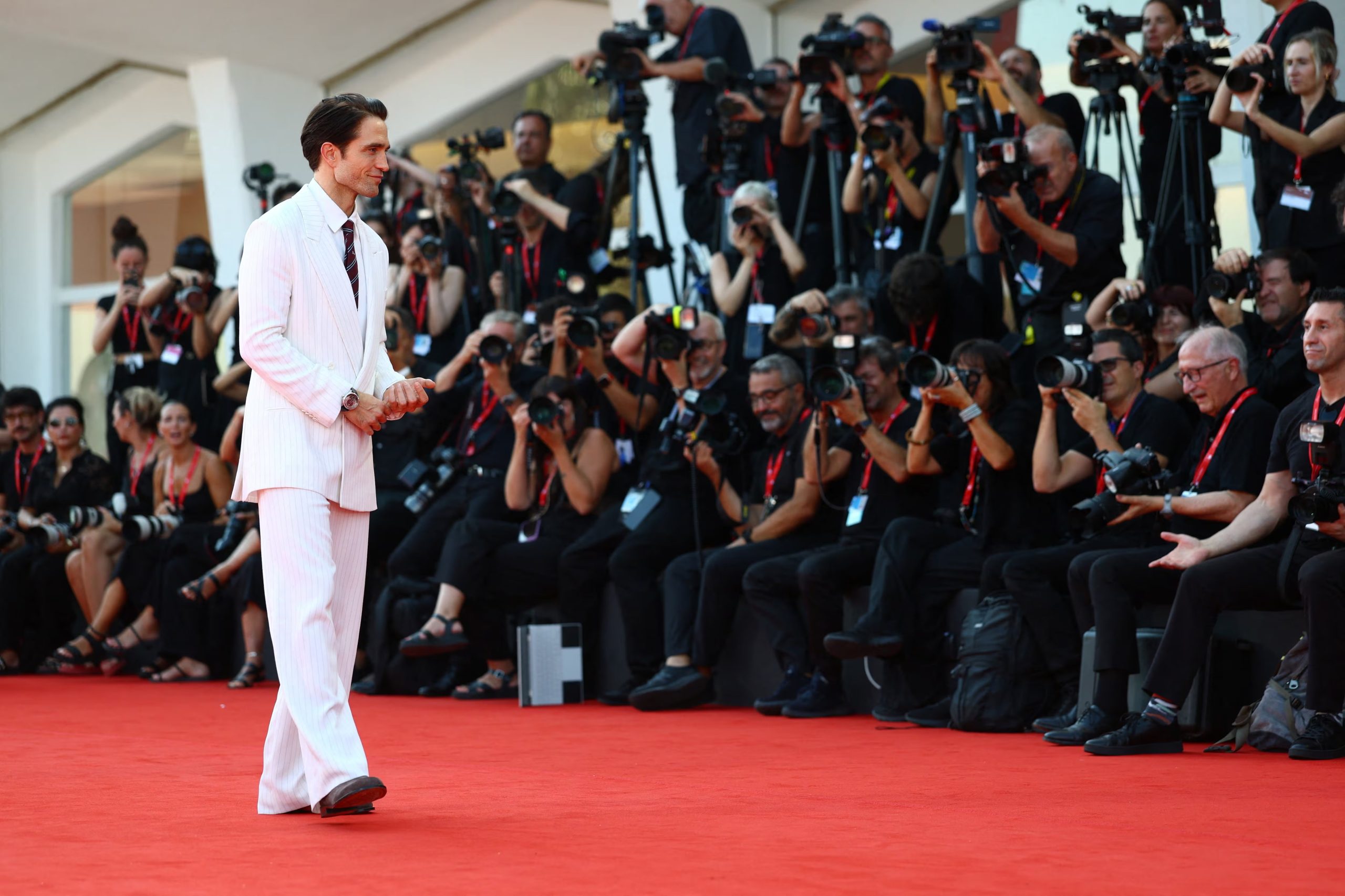 La sastrería de Dior firmada por Jonathan Anderson convirtió a Robert Pattinson en una de las apariciones masculinas más comentadas de la jornada veneciana. (REUTERS/Yves Herman)