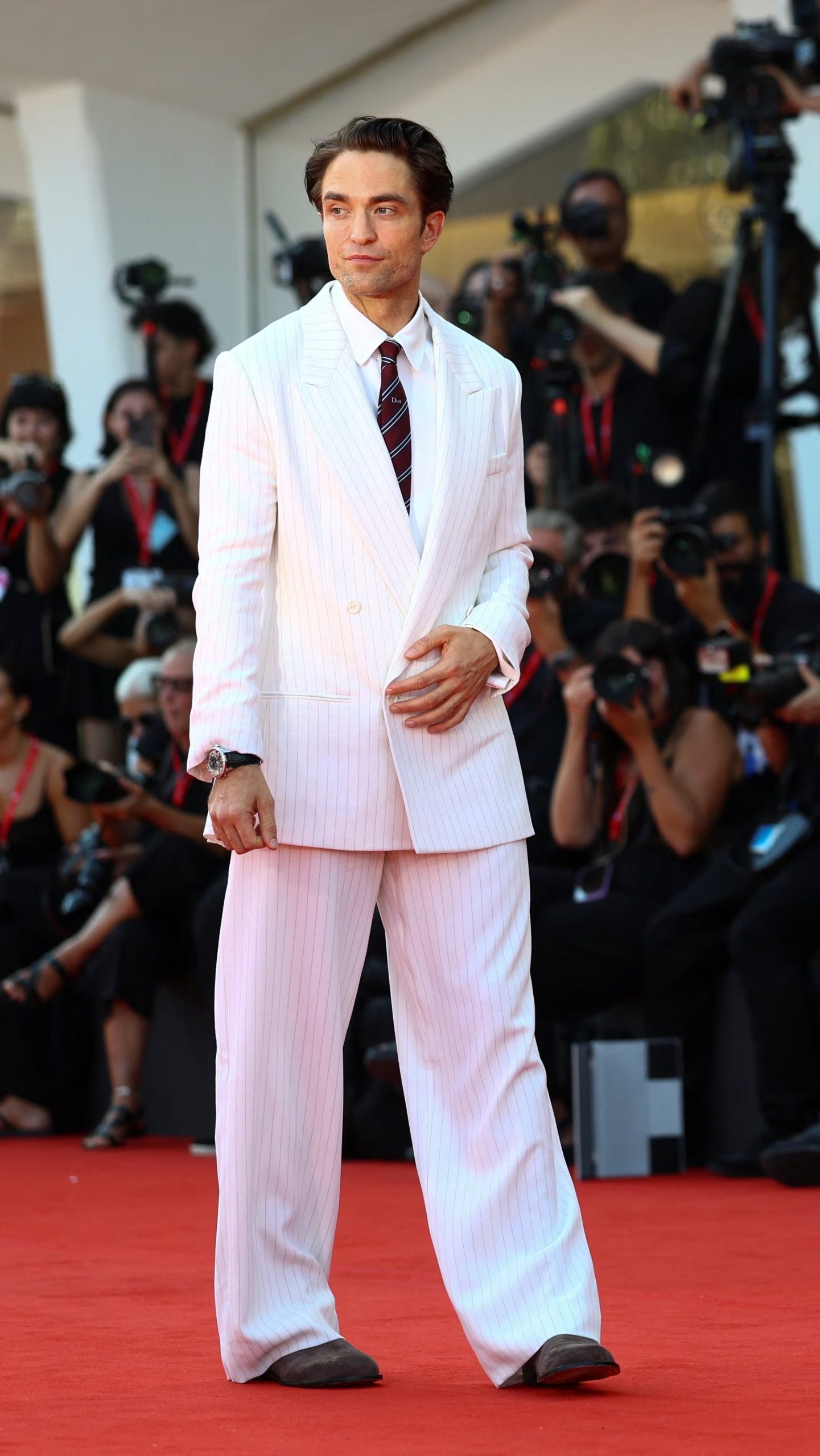 Los zapatos oscuros equilibraron la delicadeza del traje rosa y cerraron con firmeza el look de Robert Pattinson en la alfombra roja. (REUTERS/Yves Herman)