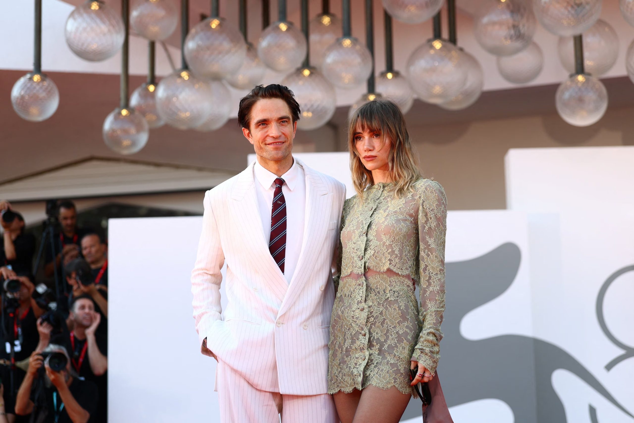 El Festival de Venecia potenció la lectura del look de Robert Pattinson, que destacó con una variación sobre el esmoquin y el traje oscuro. (REUTERS/Yves Herman)