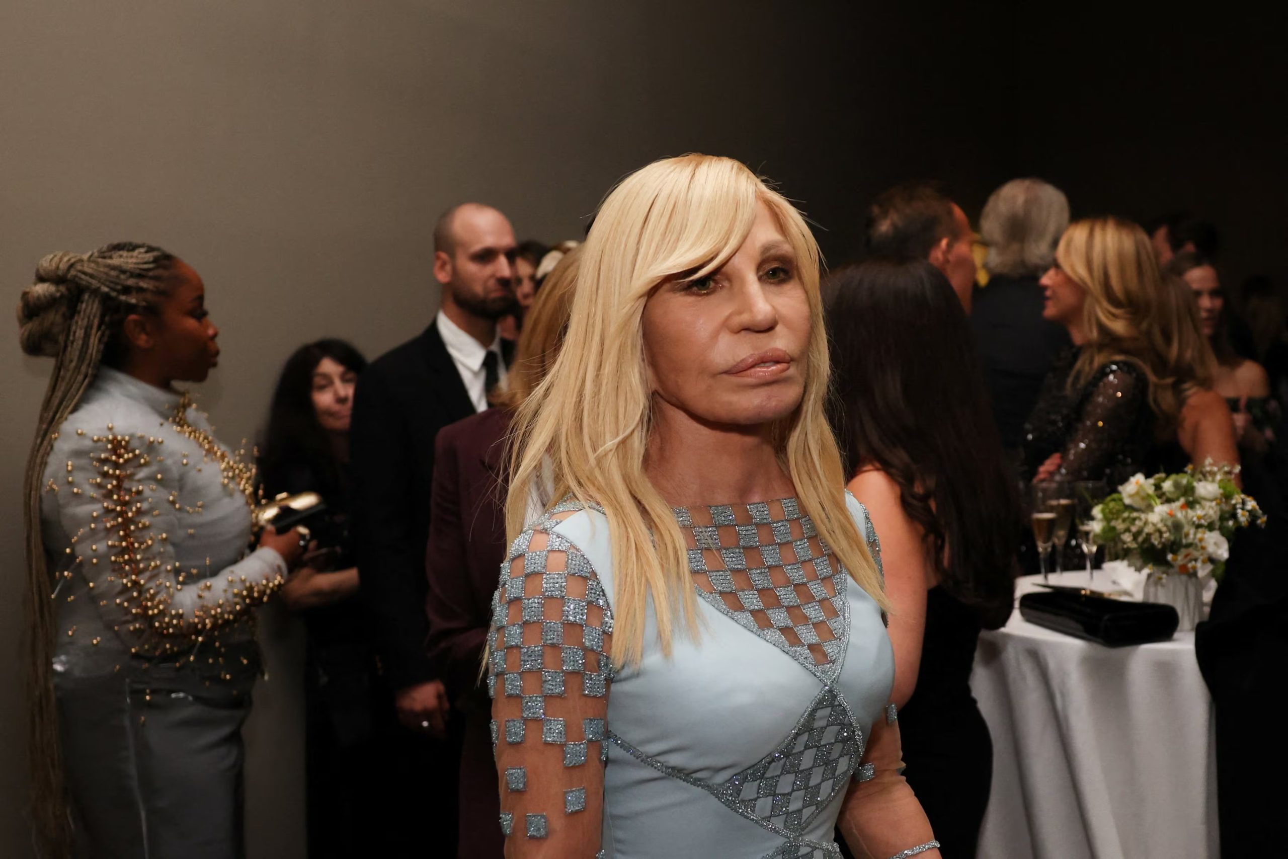 En marzo de 2025, Donatella dejó su cargo como directora creativa de Versace y pasó a ser embajadora principal de la firma. (REUTERS/Suzanne Plunkett)