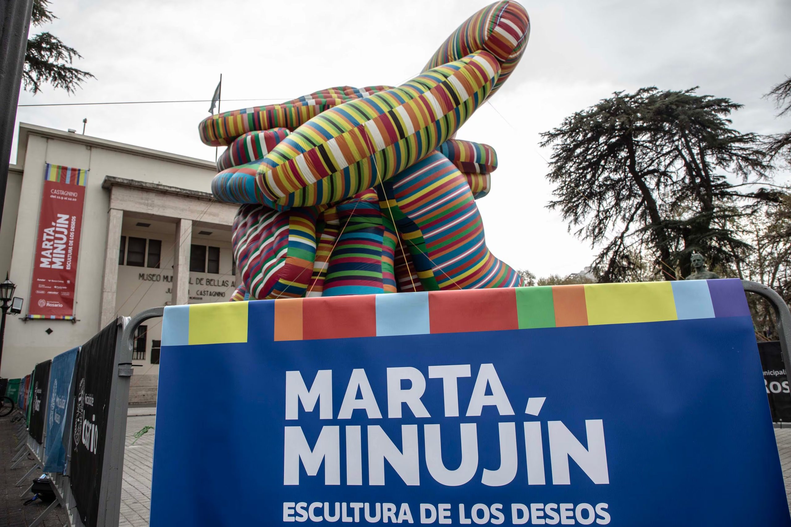 Marta Minujín explicó que la obra se trasladó en camión y recuperó su forma en una hora porque fue diseñada para plegarse, viajar e inflarse otra vez.