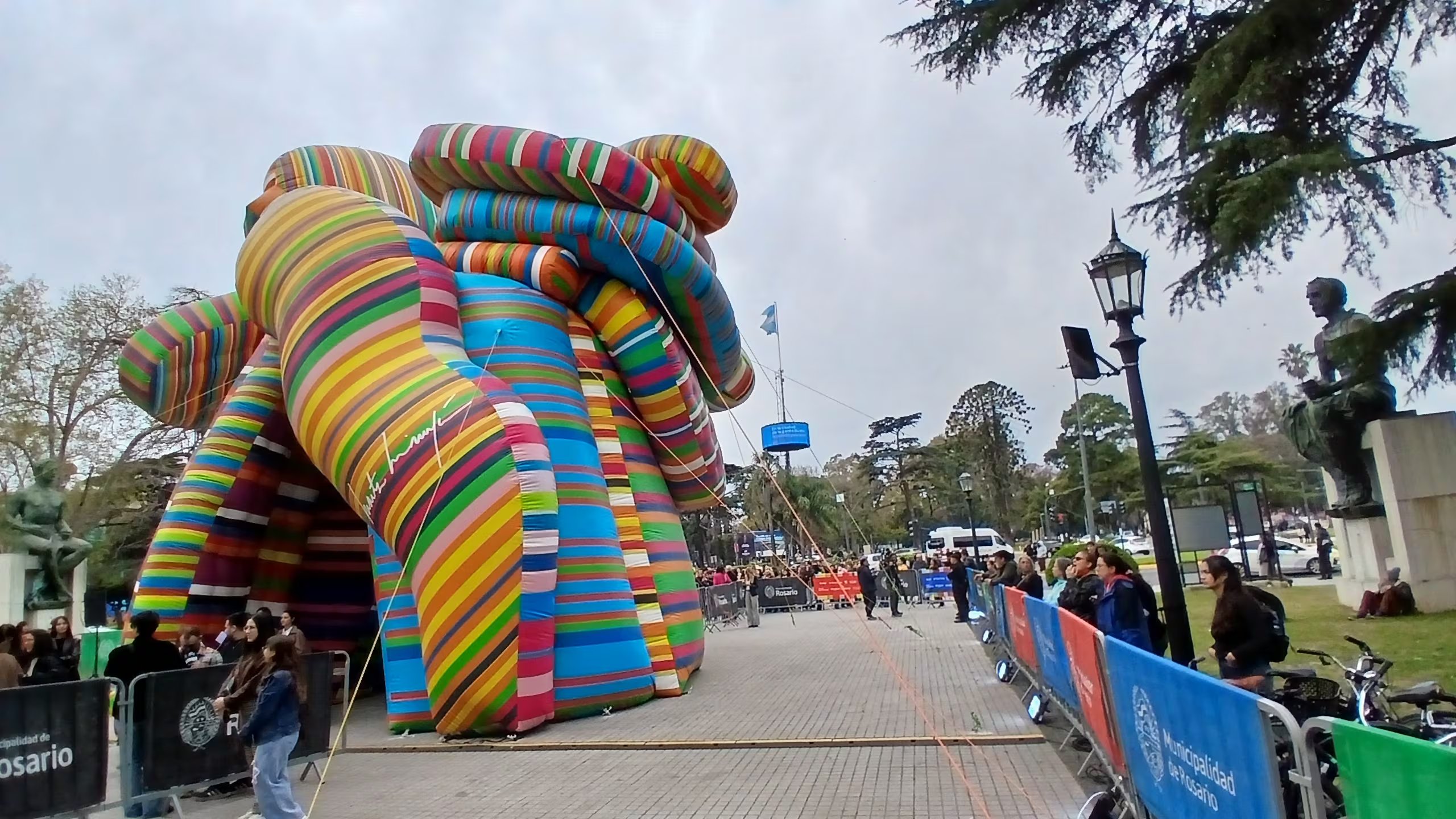 La versión inflable de la obra permite enviarla a otros países y reconstruirla en pocas horas, sin grúas y con una logística más simple.