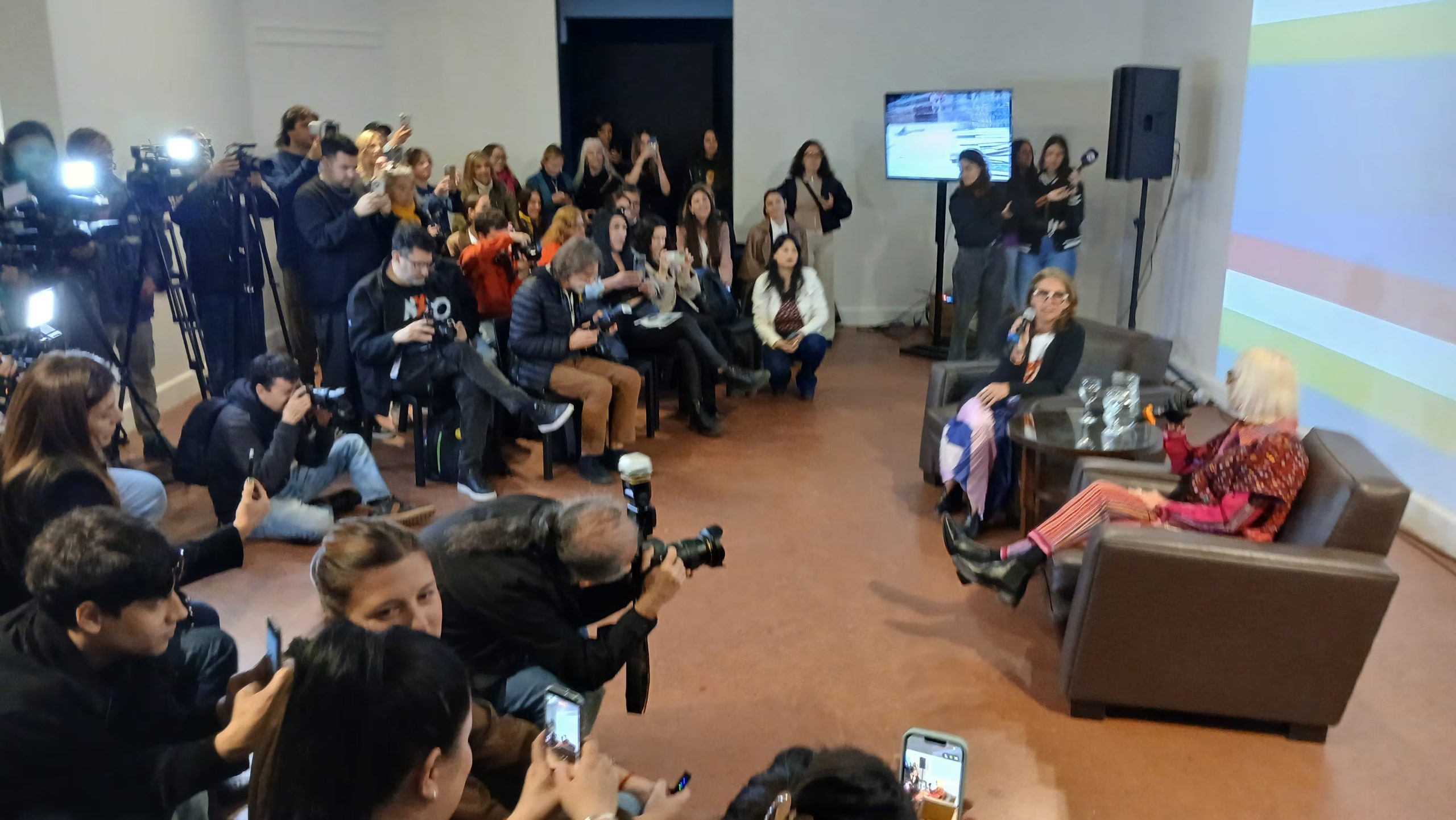 Marta Minujín vinculó esta etapa de su obra con su identidad pop y con proyectos como el Obelisco acostado, el Partenón de libros prohibidos y la Torre de Pisa acostada.