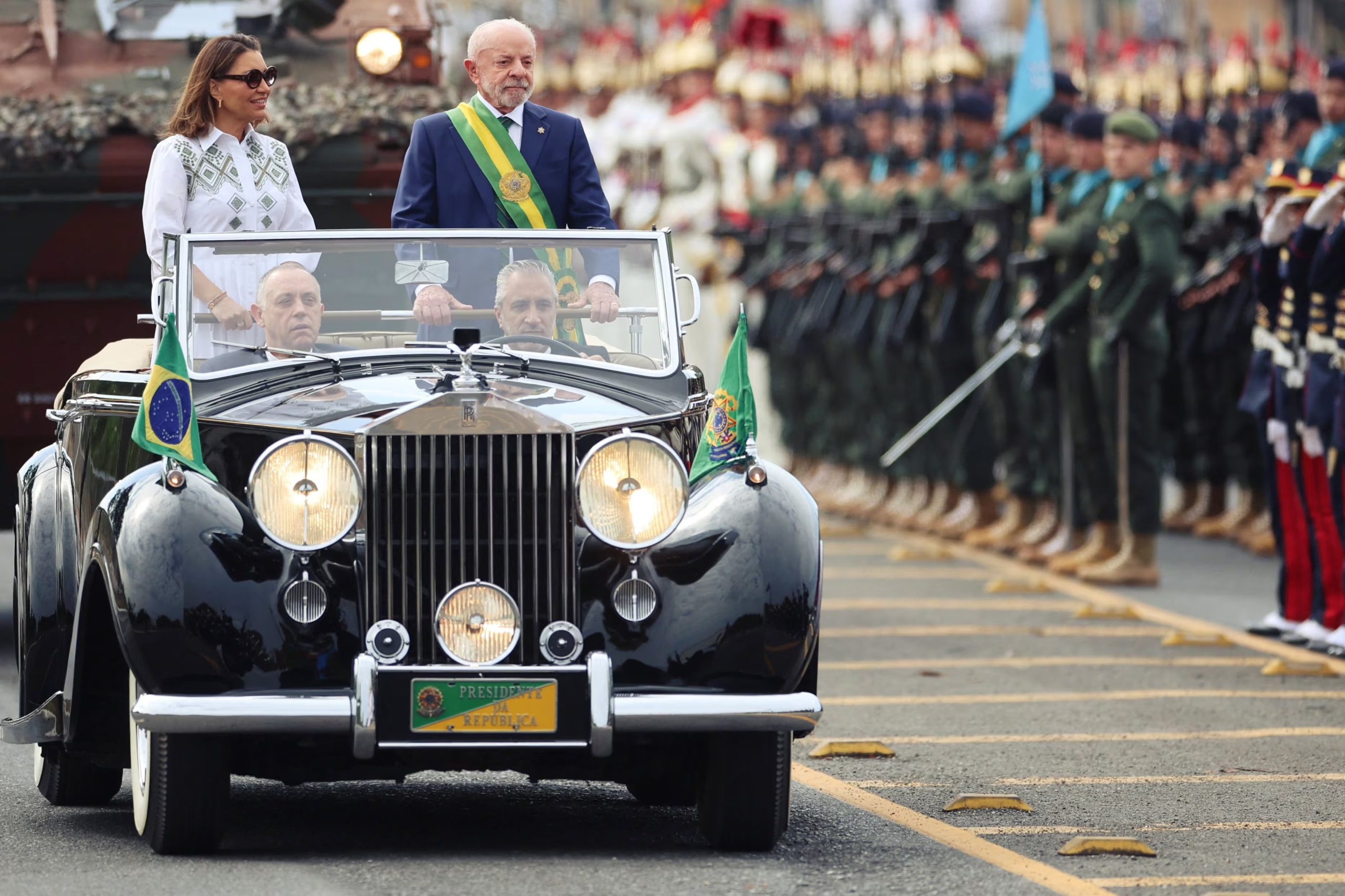 Lula, de 80 años y en busca de un cuarto mandato no consecutivo, encabezó por la mañana el tradicional desfile cívico-militar en Brasilia por los 204 años de la independencia de Brasil de la Corona portuguesa (REUTERS)