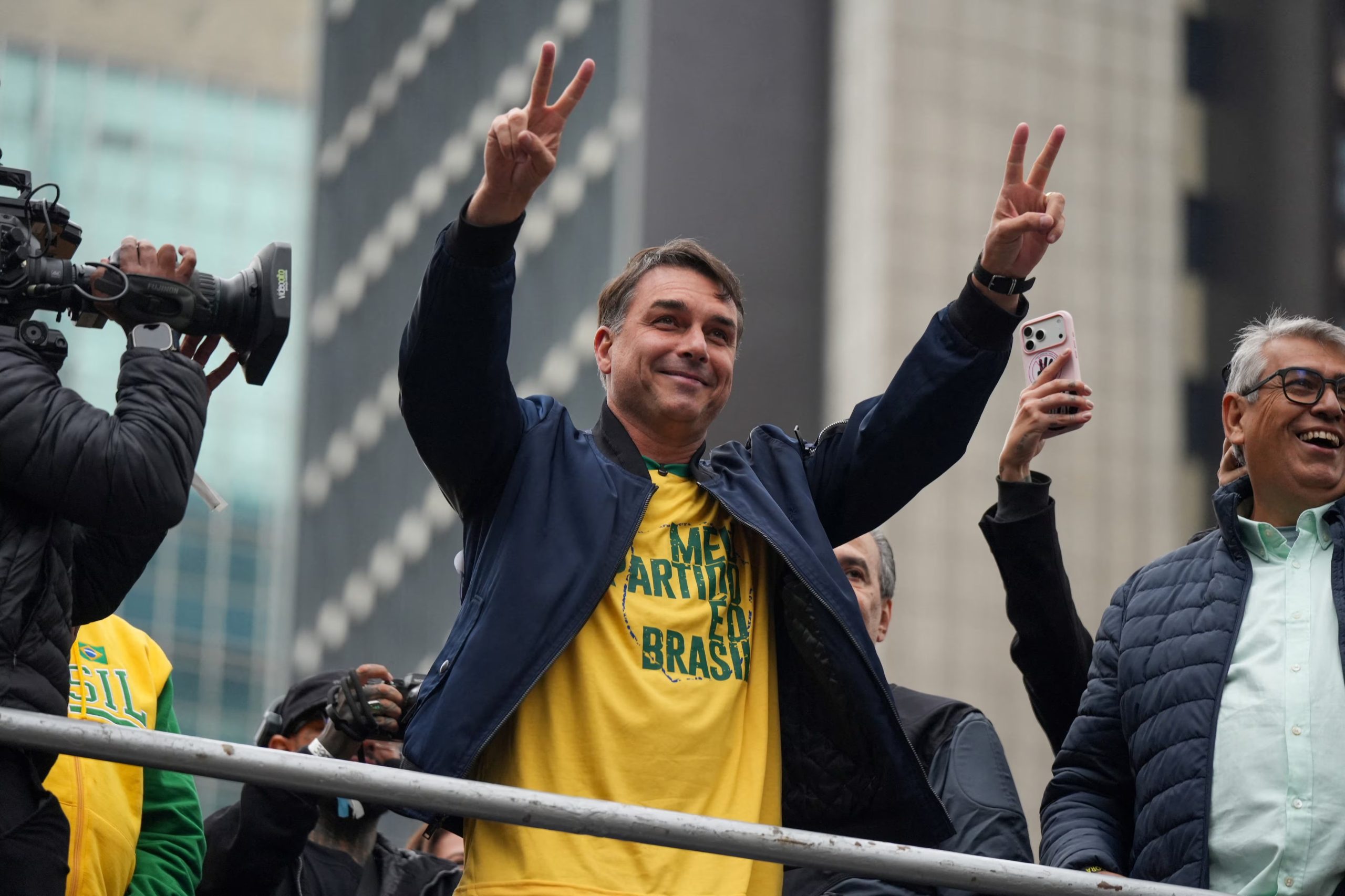 La crisis judicial ocupó un lugar central en el acto encabezado por Flávio Bolsonaro en la Avenida Paulista de São Paulo (REUTERS)