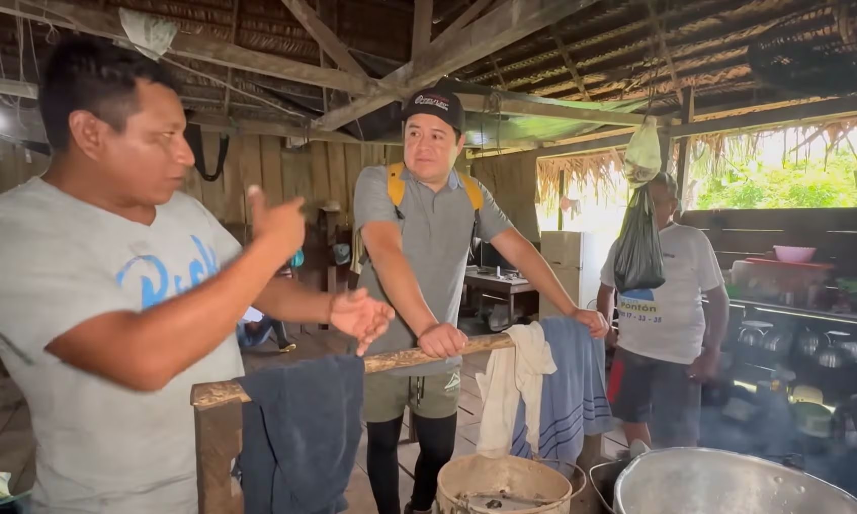 Rosa y Sixto dejaron la ciudad para vivir de la tierra y reducir la dependencia de compras externas en la selva ecuatoriana (captura de video @josueyeli/Youtube)