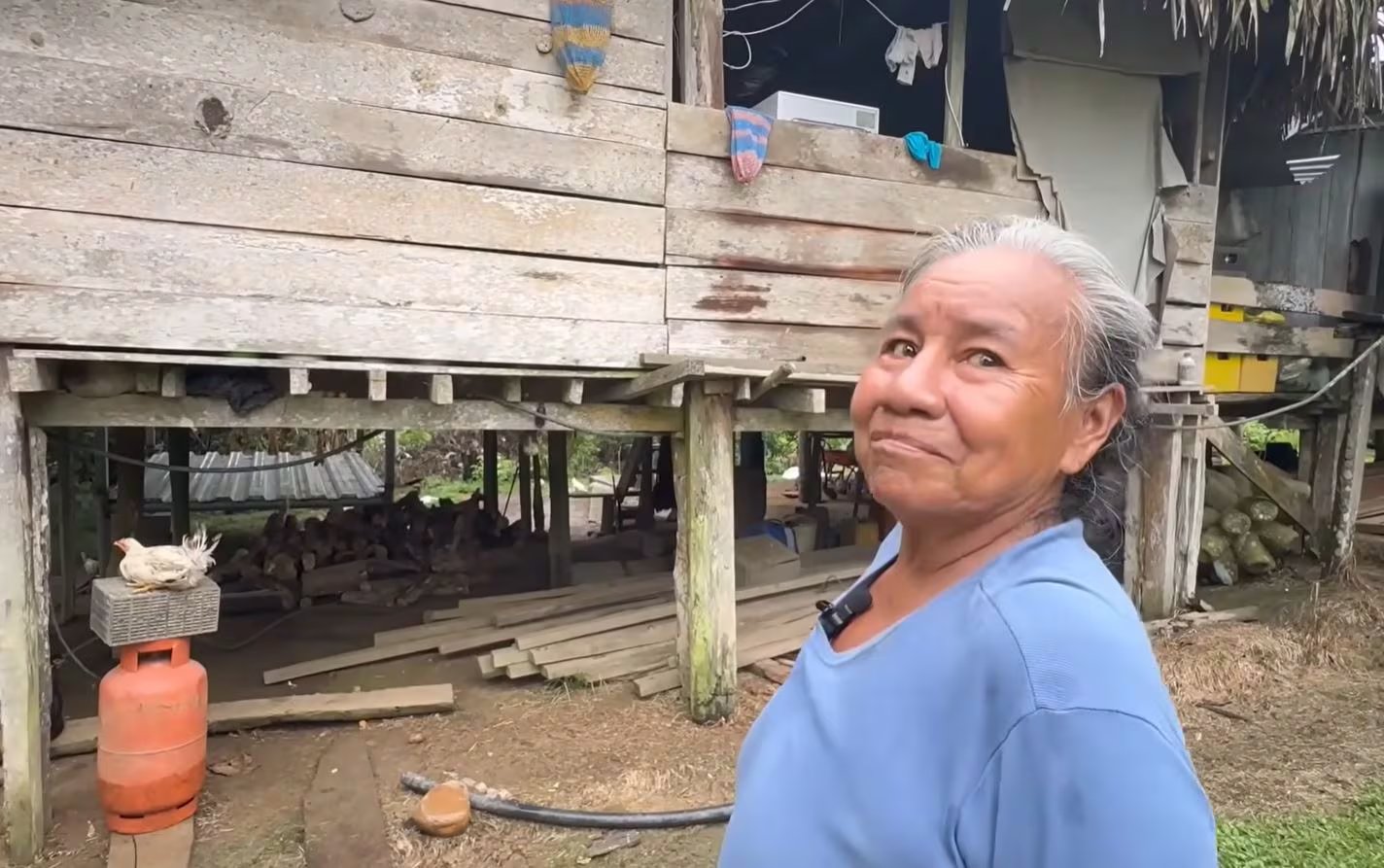 La chacra de Rosa y Sixto produce yuca, banana, ají y frutas, y la familia ajusta su alimentación a cada cosecha (Captura de video @josueyeli/Youtube)