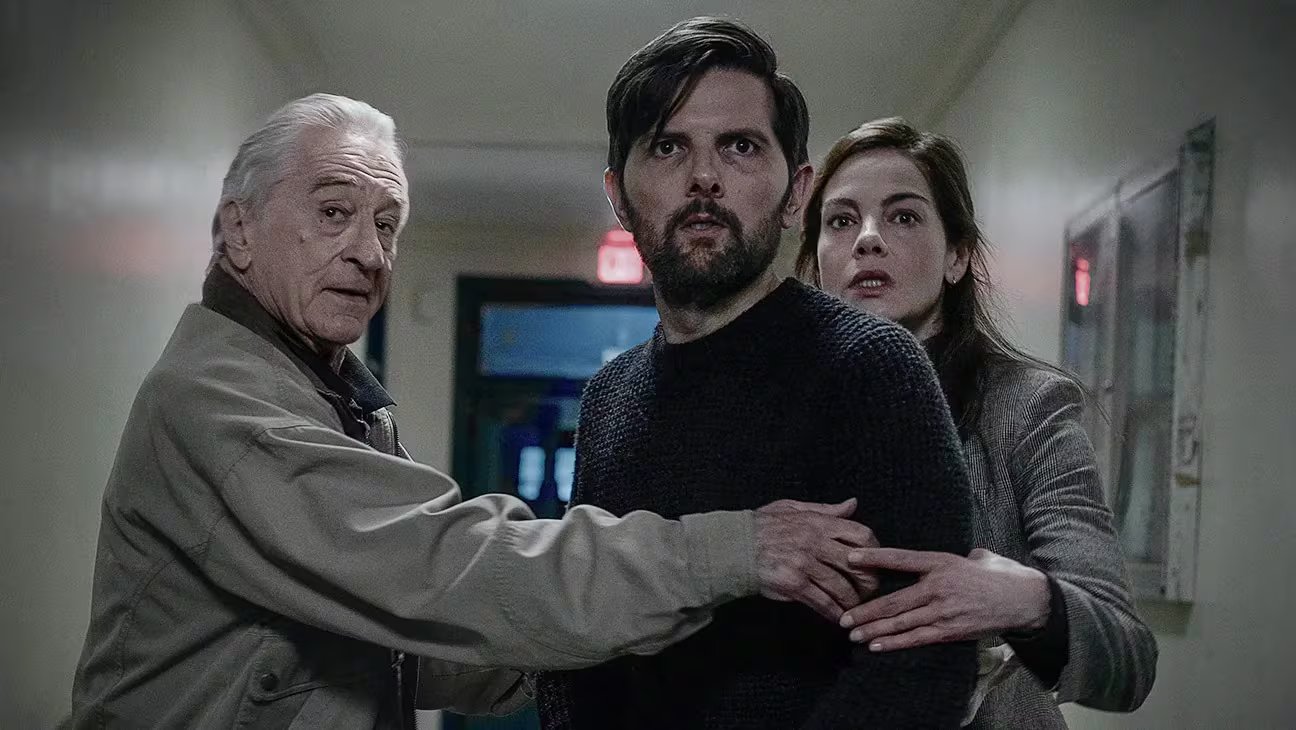 Adam Scott protagoniza Susurran tu nombre, el thriller de terror de Netflix dirigido por James Ashcroft junto a Robert De Niro y Michelle Monaghan (David Lee/Netflix)