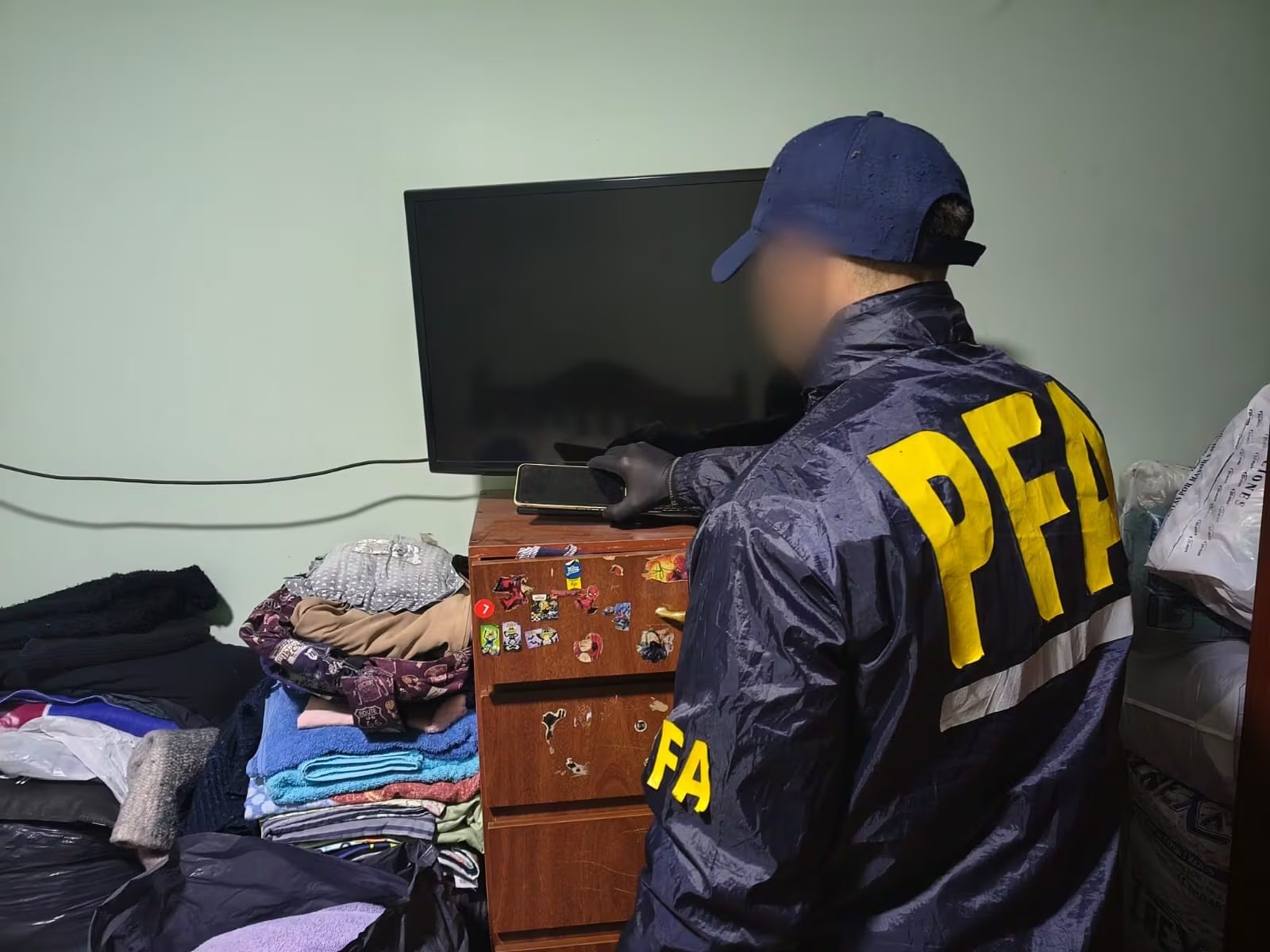 Las conversaciones incluyen referencias a asesinatos, secuestros, torturas, armas y explosivos caseros