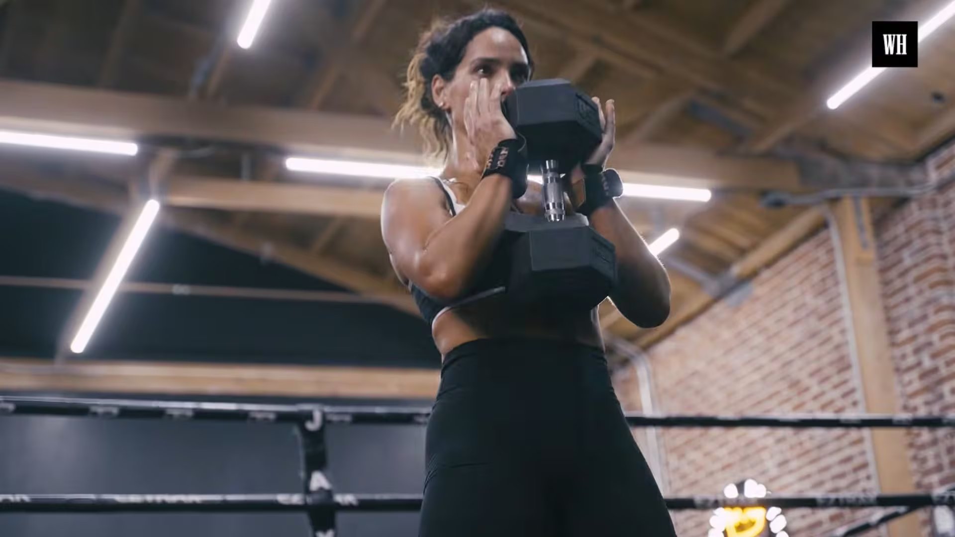 Para Arjona, el progreso en el gimnasio resulta tan importante como los cambios que percibe en su propio cuerpo. (Captura de video/Women's Health)