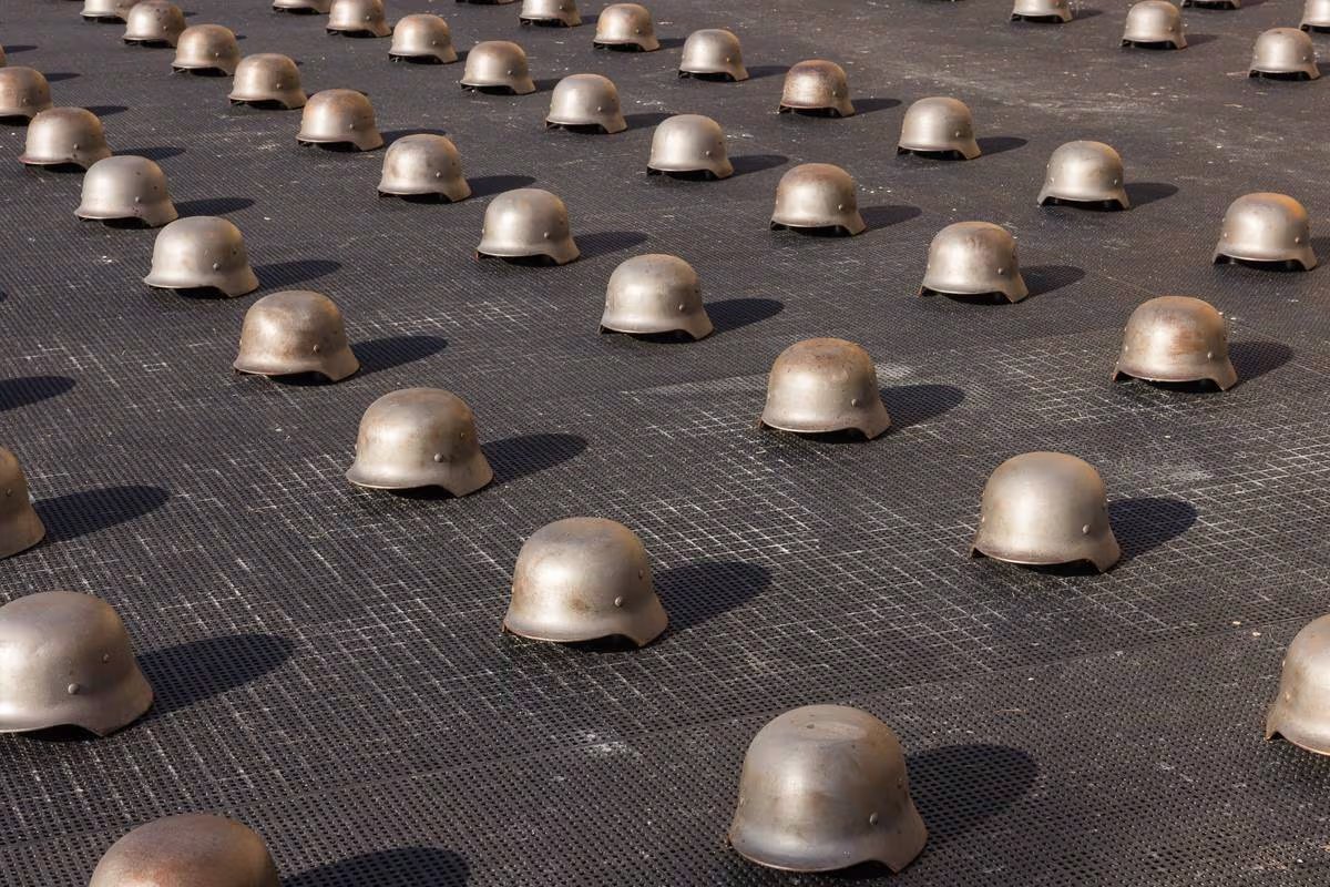 La instalación 'Mushrooms' de Ai Weiwei en el Museo de Arte Contemporáneo de Australia: decenas de cascos metálicos reposan alineados en filas sobre una plataforma perforada (Foto: Ai Weiwei Studio/ Anna Kučera)