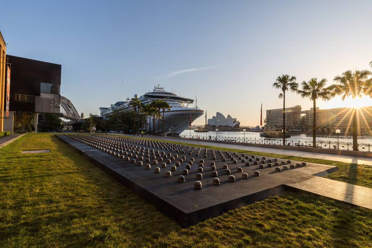 La instalación 'Mushrooms' de Ai Weiwei ocupa desde esta semana la plaza del Museo de Arte Contemporáneo en la bahía de Sídney, con el icónico edificio de la Ópera de fondo (Foto: Ai Weiwei Studio/ Anna Kučera)