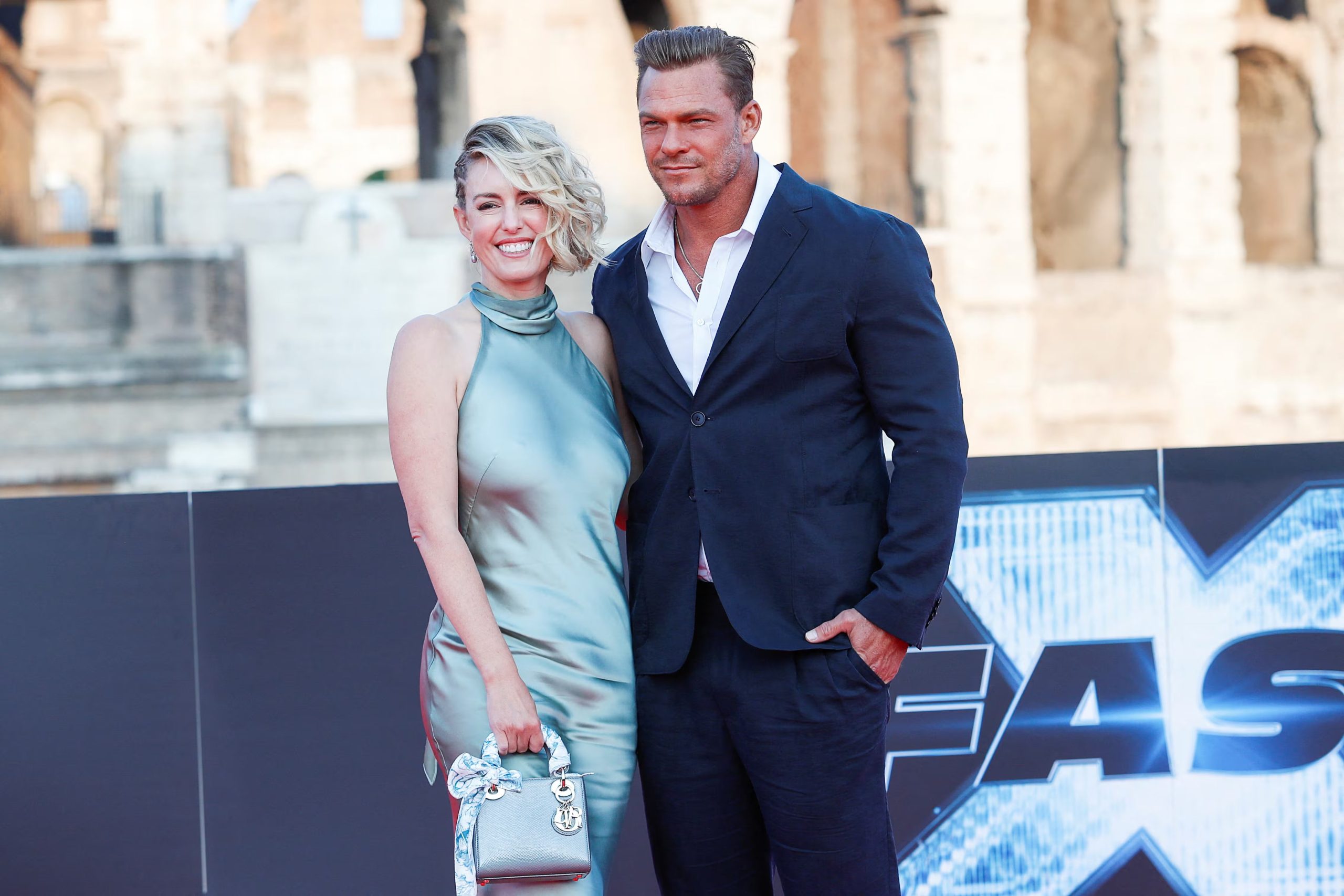Alan Ritchson dijo que el vínculo con sus tres hijos y con Catherine Ritchson fue clave para pedir ayuda médica (REUTERS/Remo Casilli)