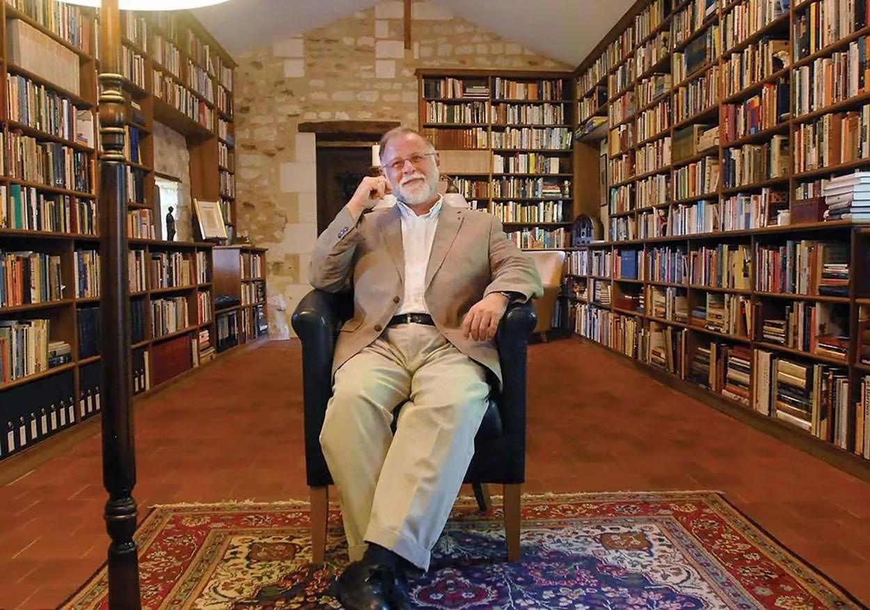 El autor argentino Alberto Manguel explora el universo de los libros y el acto de leer en obras como Una historia de la lectura y La biblioteca de noche
