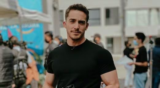Aristeo Cázares dejó la competencia por diferencias contractuales con TV Azteca.
(Instagram/@ariscazares)