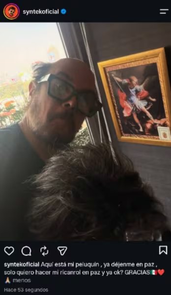 El cantautor mexicano publicó en sus redes sociales una imagen en la que aparece sin cabello, imagen que eliminó segundos después. (Captura de pantalla )