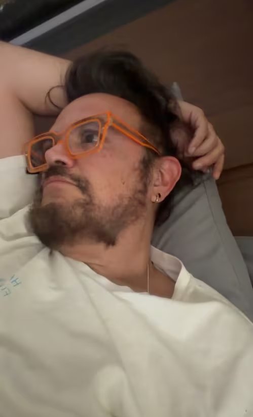 Aleks Syntek llora la muerte de Peter Byrne (Instagram/@syntekoficial)