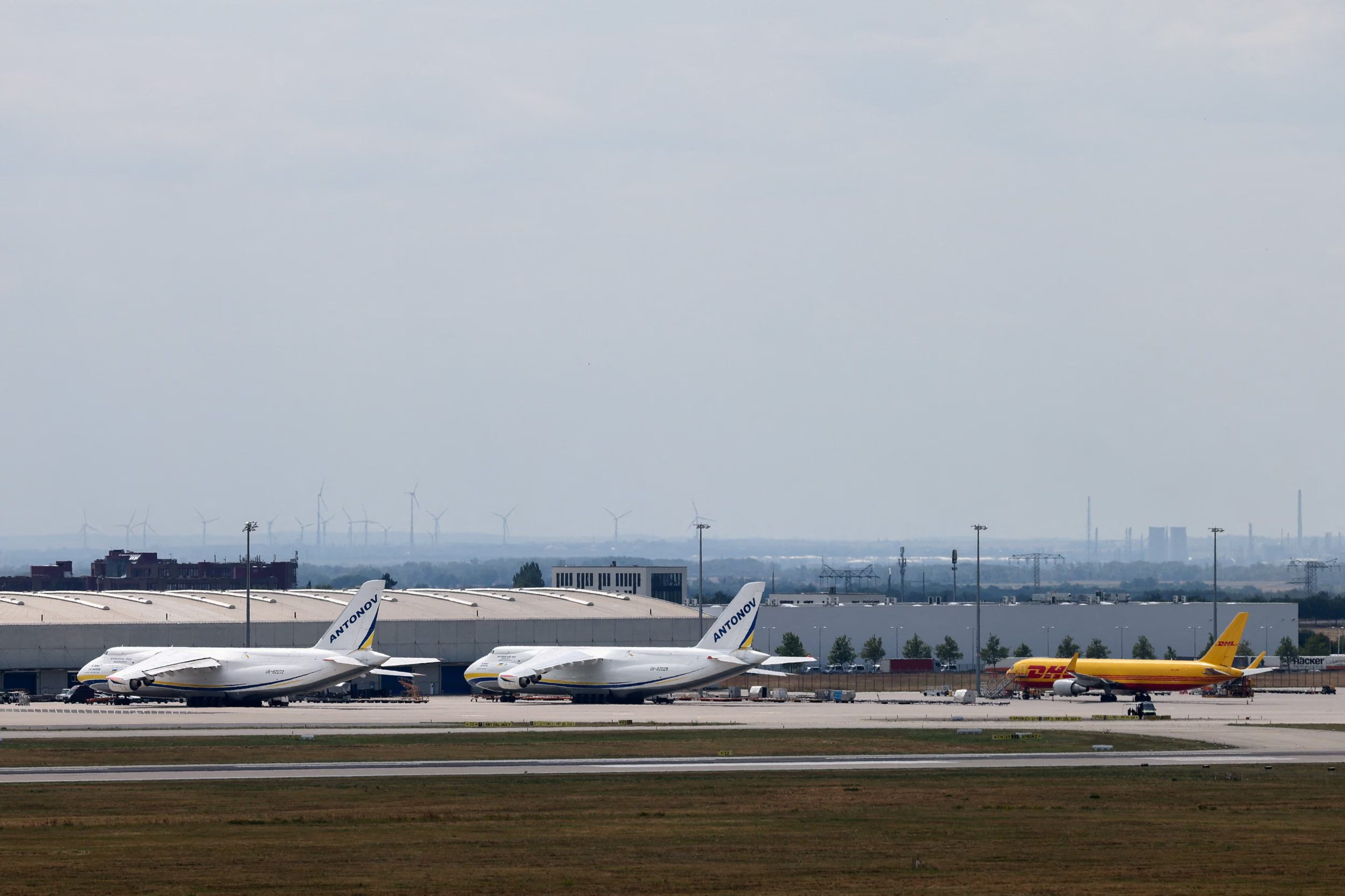 Los investigadores hallaron tres drones con explosivos en Leipzig/Halle, uno de ellos cerca de un avión ucraniano Antonov y otro tras colisionar con una aeronave de DHL. (REUTERS/Axel Schmidt)