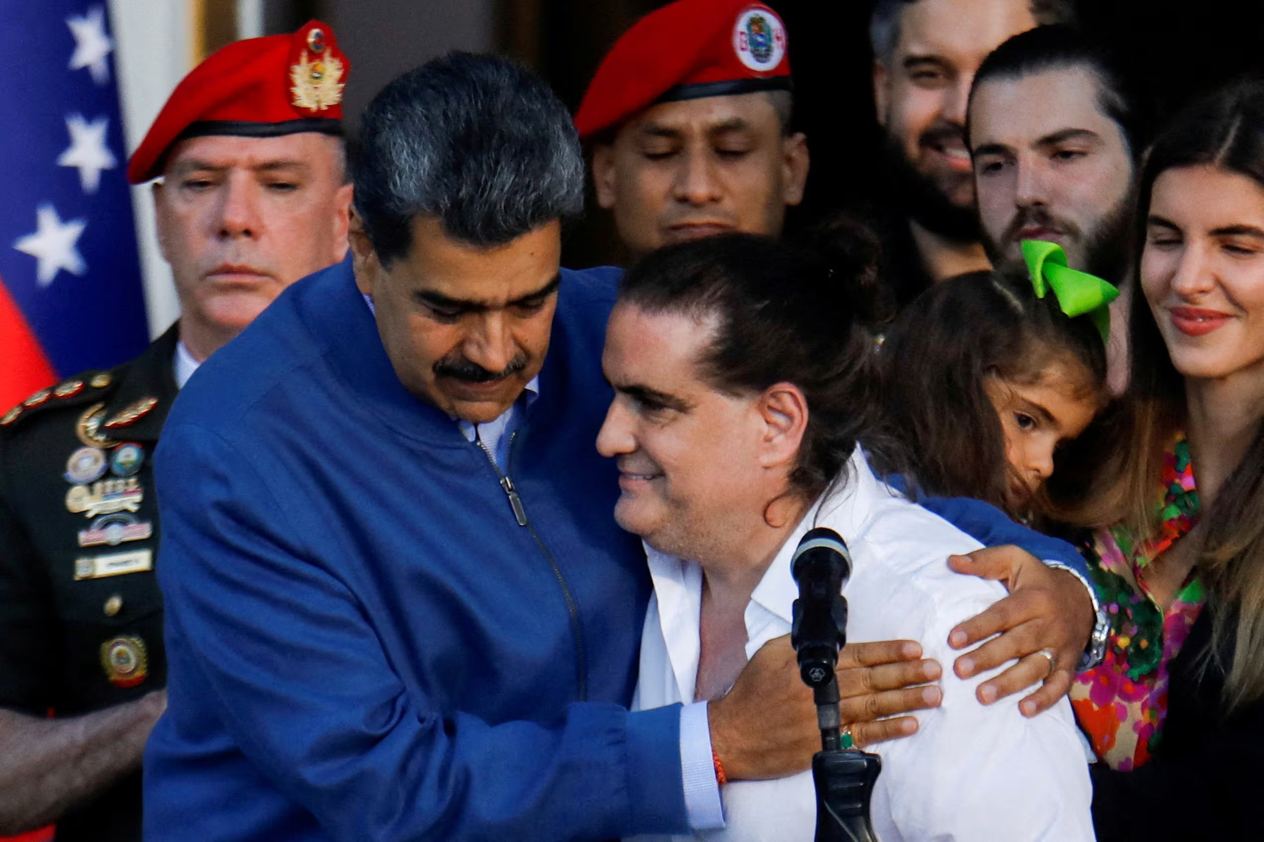 El ex dictador venezolano Nicolás Maduro abraza a Alex Saab, quien enfrentaba cargos de soborno en Estados Unidos. REUTERS/Leonardo Fernandez Viloria/File Photo