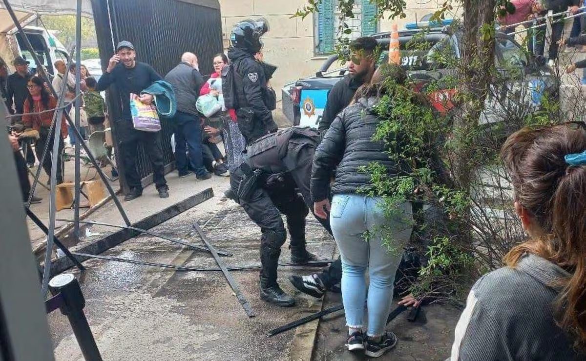 Un patrullero fuera de control embistió contra la entrada de la guardia del hospital Cullen, justo cuando Alexis salía de alta médica
