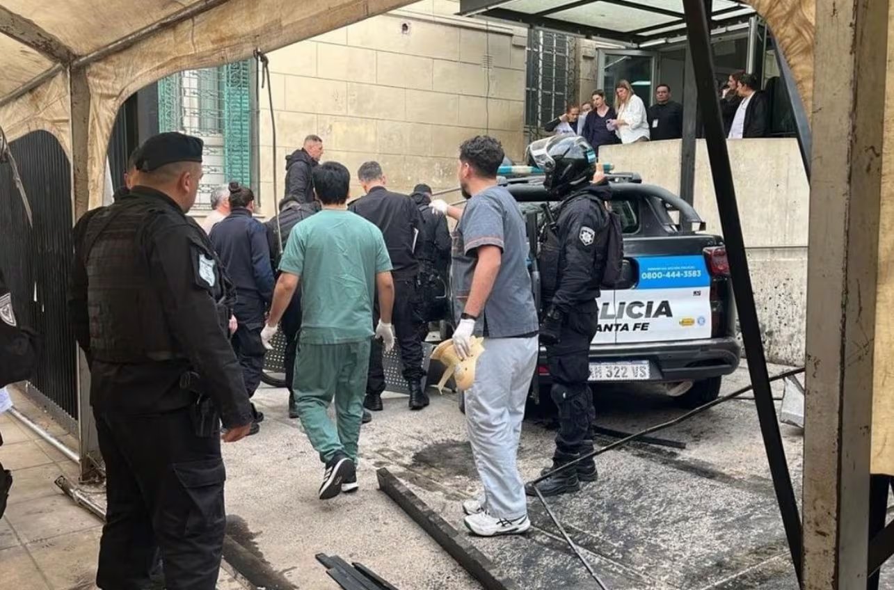 Tras permanecer 17 días internado en el Hospital Cullen, Alexis fue sometido a una nueva cirugía de cinco horas para reparar la grave lesión en su pierna derecha
