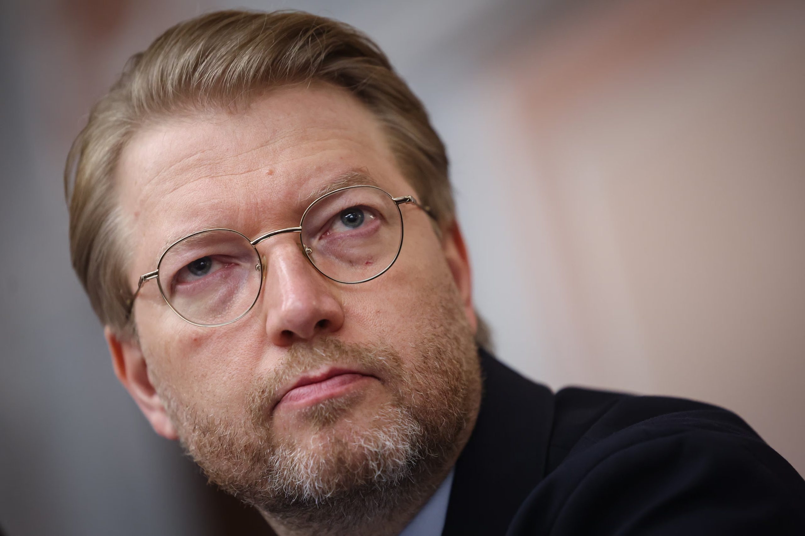 El líder del partido ruso Yabloko, Nikolái Ribakov, asiste a una audiencia sobre el recurso de la formación contra su exclusión de las elecciones legislativas de septiembre, en el Tribunal Supremo de Rusia en Moscú, el 17 de agosto de 2026. EFE/EPA/MAXIM SHIPENKOV
