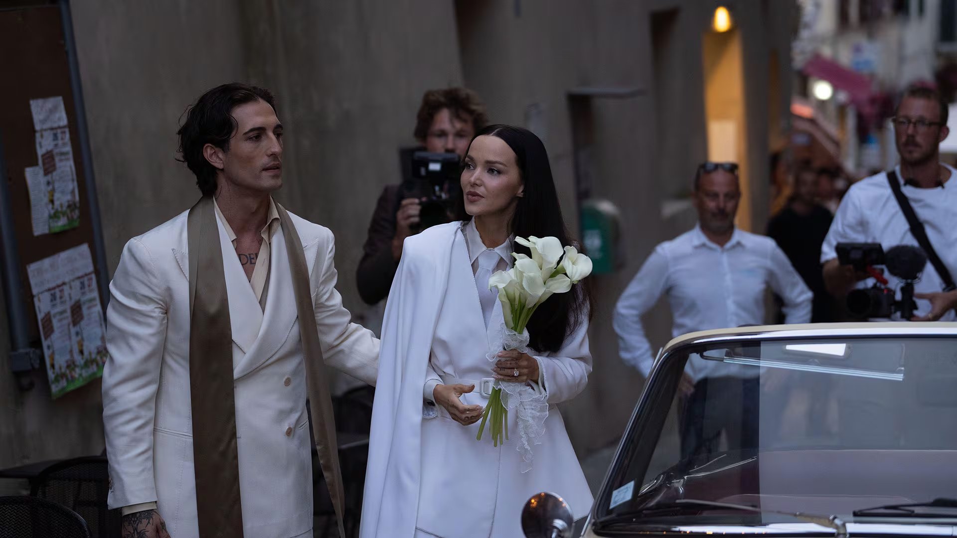 Dove Cameron incorporó la sastrería blanca a su vestuario nupcial junto a Damiano David