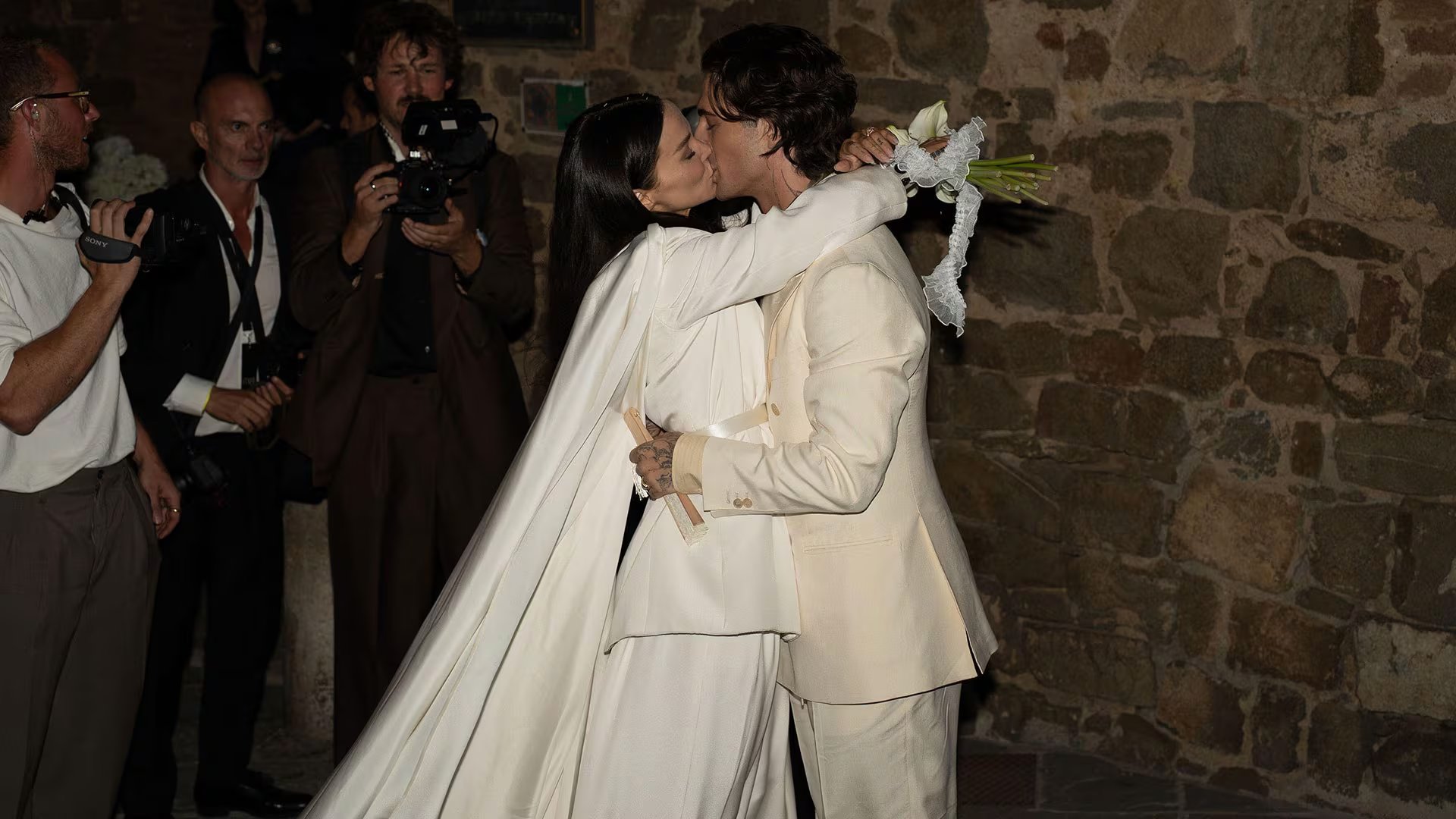 Damiano David eligió un traje en tonos crema para coordinar su imagen con Dove Cameron (LaPresse/Alamy Live News)