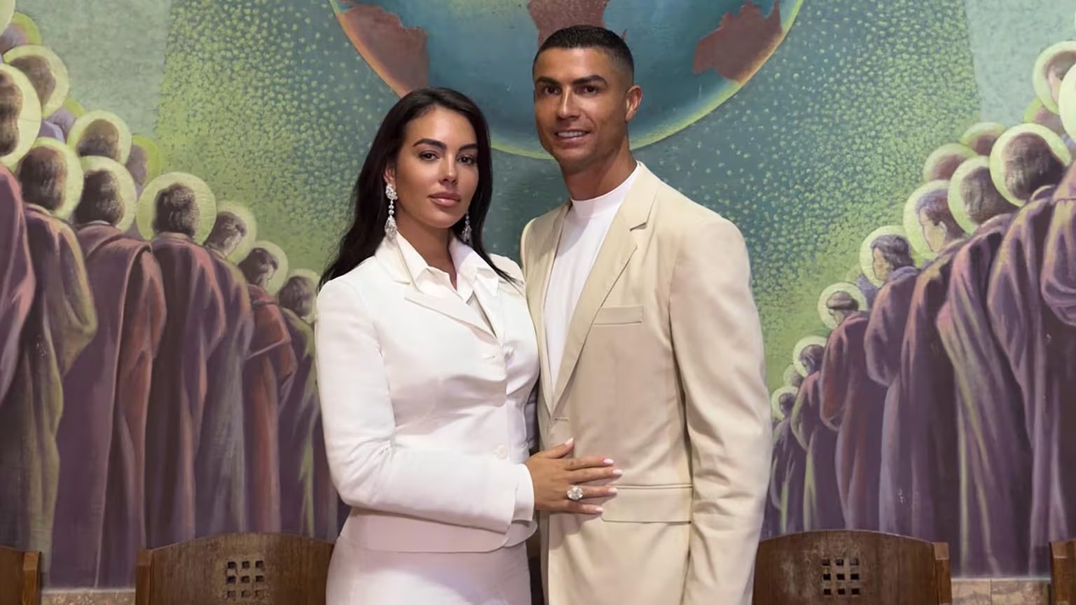 Georgina Rodríguez eligió un conjunto blanco de Gucci para formalizar su unión con Cristiano Ronaldo
