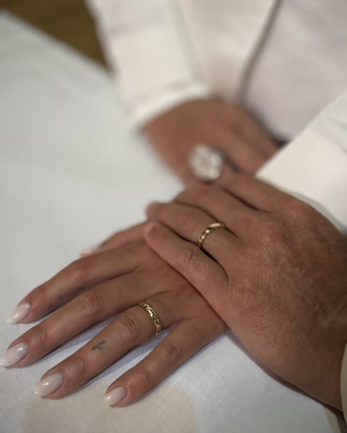 La pareja reemplazó los atuendos nupciales tradicionales por prendas coordinadas en tonos claros (@cristiano, @feorginagio)