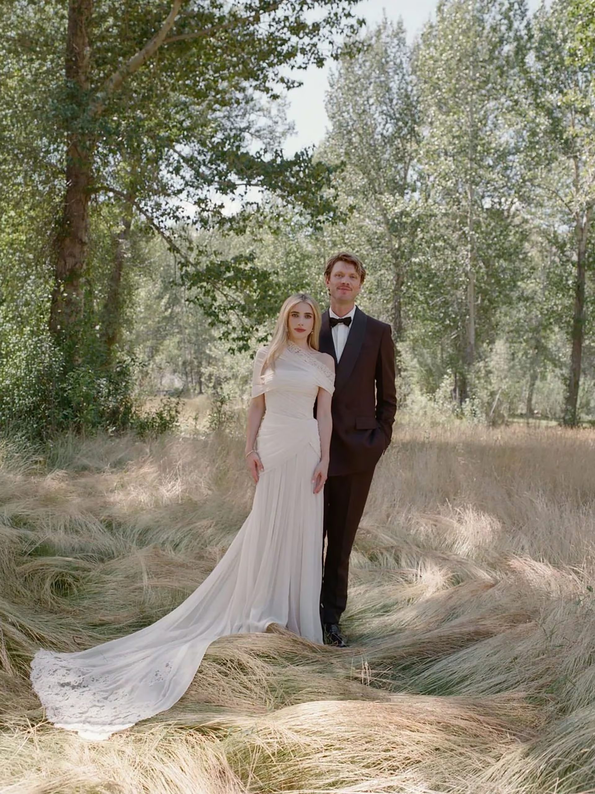 Emma Roberts llevó un vestido rosa antiguo de Monique Lhuillier durante la ceremonia