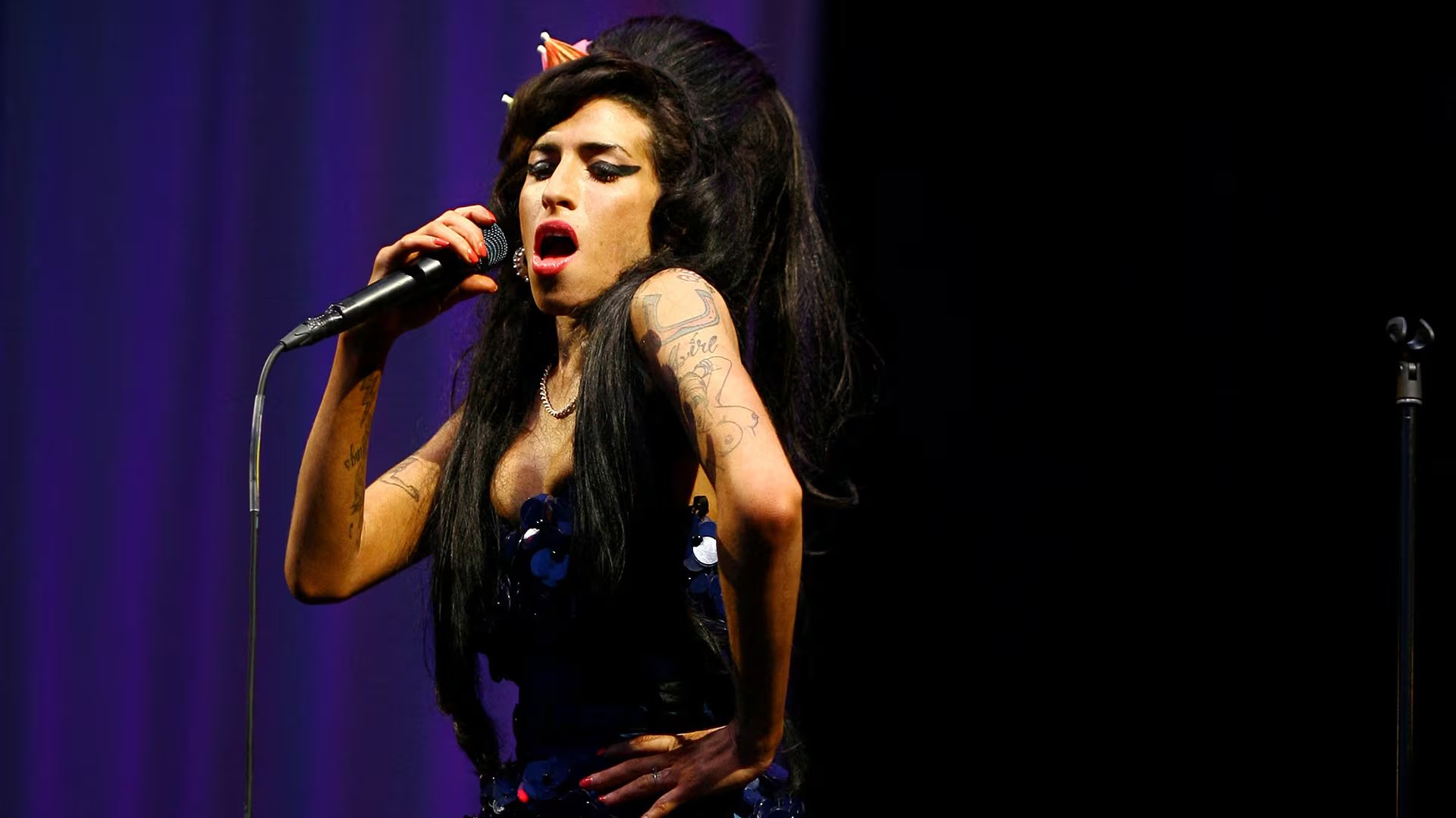 El peinado beehive y el delineado de ojos inspirado en Cleopatra se convirtieron en sellos del estilo de Amy Winehouse (Ben STANSALL / AFP)