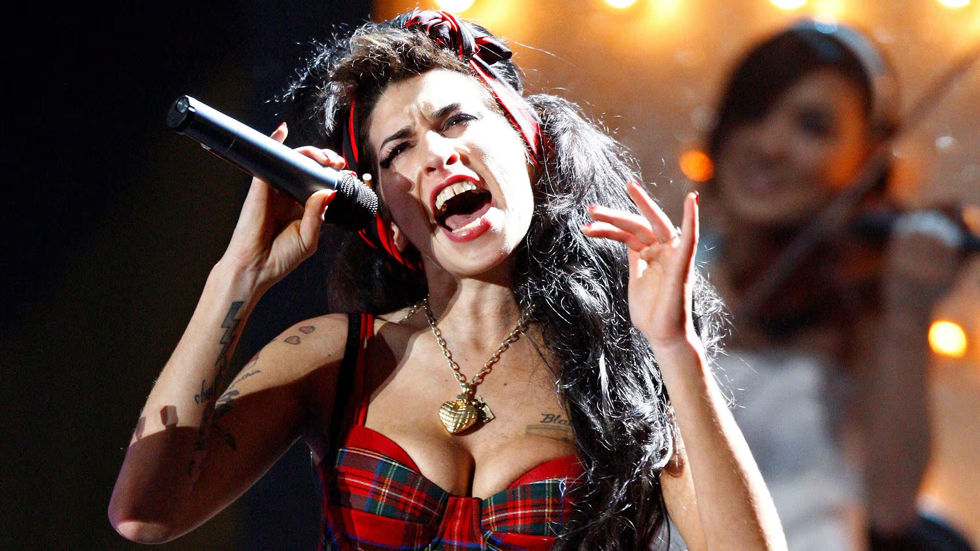 El rechazo inicial de las casas de lujo llevó a Amy Winehouse a usar marcas independientes y ropa vintage (Reuters)