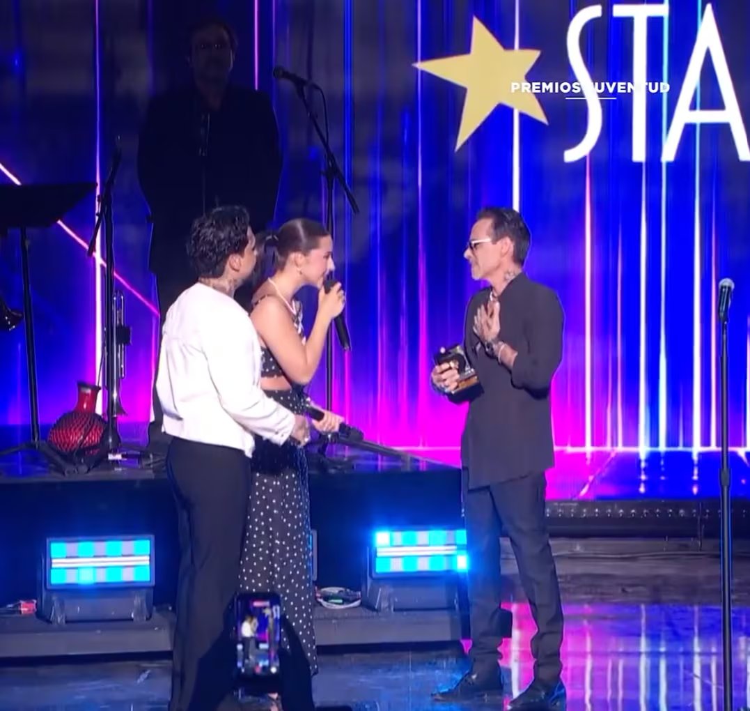 Ángela Aguilar y Nodal fueron los encargados de entregar el reconocimiento Agente de Cambio por la labor altruista que Anthony hace desde hace varios años en favor de los niños y la comunidad latina. (X: Univision)