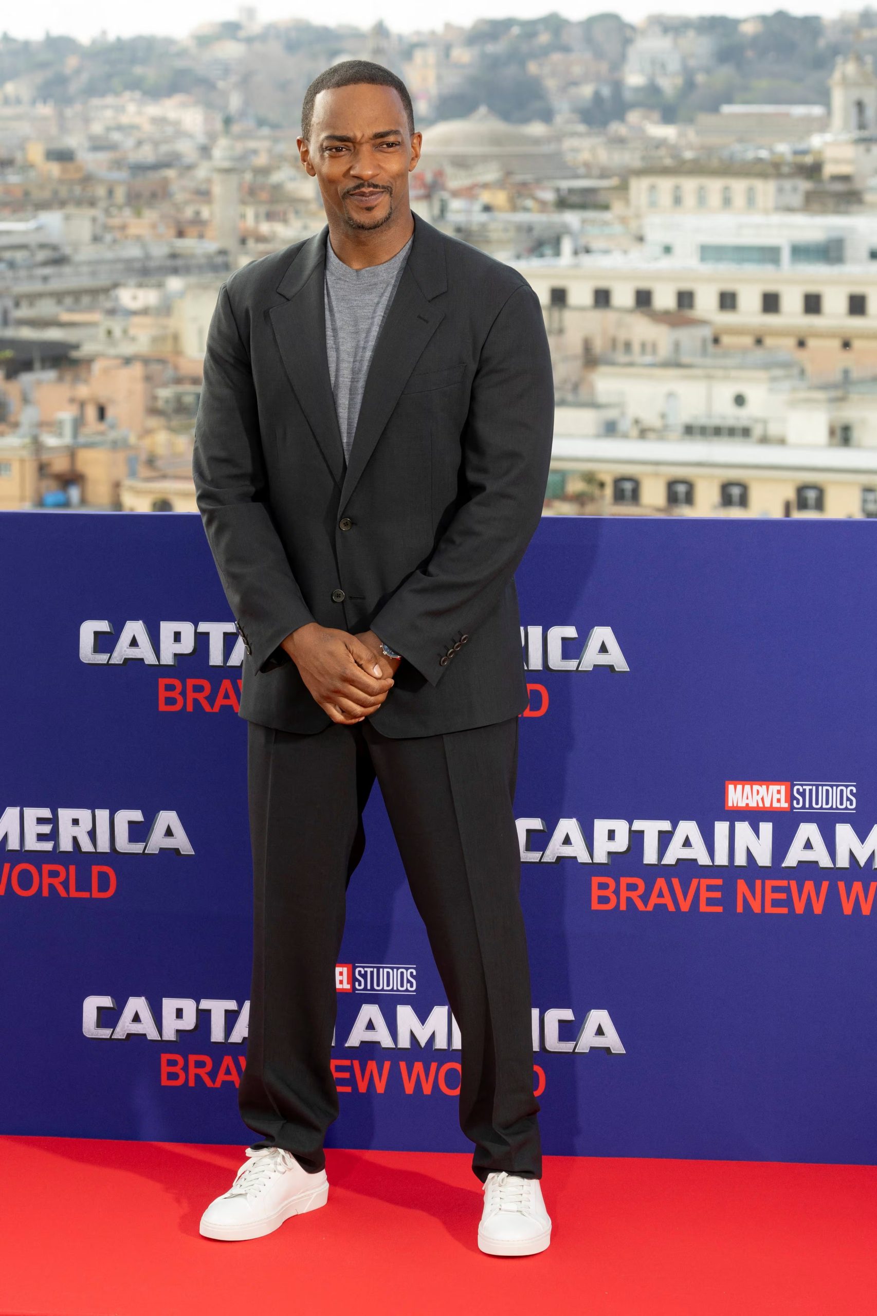 El actor combina prendas neutras con siluetas definidas para construir una imagen relajada y elegante. (REUTERS/Remo Casilli)