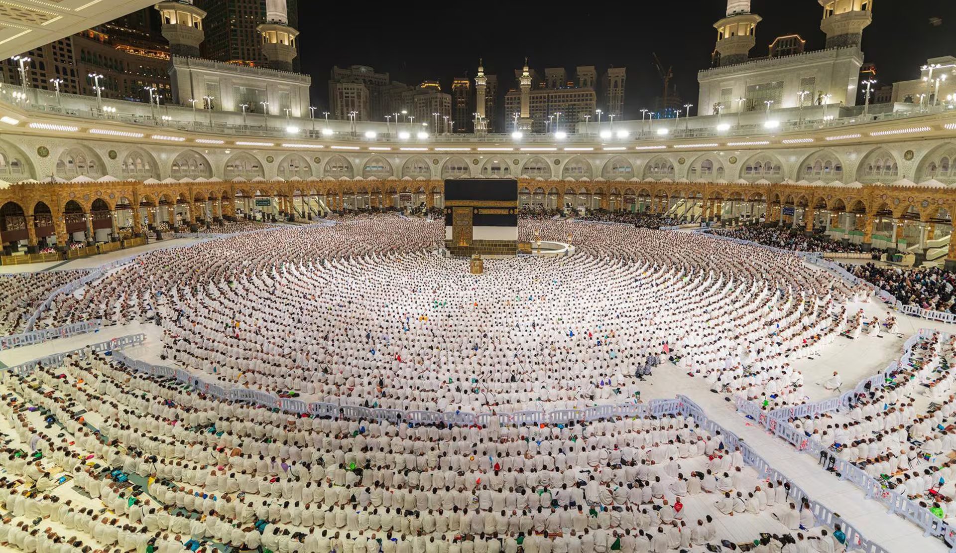 24 de mayo de 2026, La Meca, Arabia Saudita: Fieles musulmanes realizan la oración del amanecer alrededor de la Kaaba, en el complejo de la Gran Mezquita de la ciudad santa de La Meca (Arabia Saudita), antes de la peregrinación anual del Hajj (Crédito de la imagen: Saudi Press Agency/APA Images vía ZUMA Press Wire)