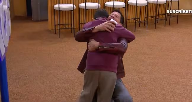 Ian ingresó por sorpresa al recinto y compartió con su padre detalles sobre la familia, el juego y la envidia de otros habitantes ante su paso a la final. (Captura de pantalla La Casa de los Famosos México)