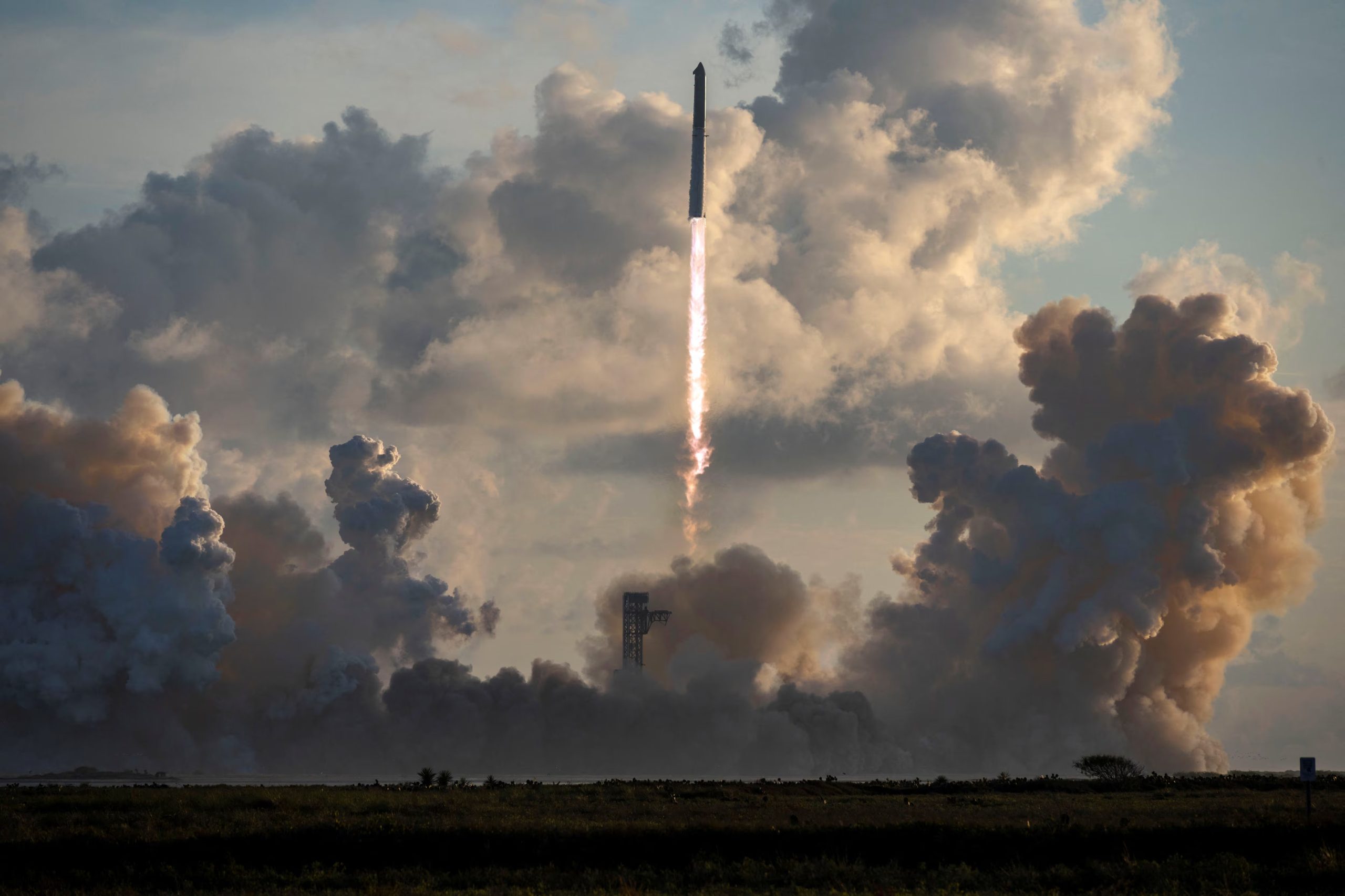 El apagado imprevisto de un motor Raptor durante el ascenso no impidió que Starship alcanzara la velocidad requerida para orbitar. (REUTERS/Steve Nesius)