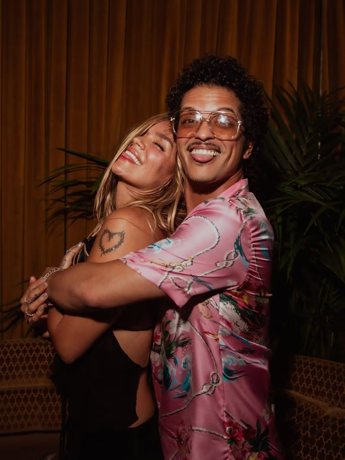 El nuevo video de Karol G con Bruno Mars sumó atención por la complicidad que ambos muestran en pantalla - crédito @karolg / Instagram