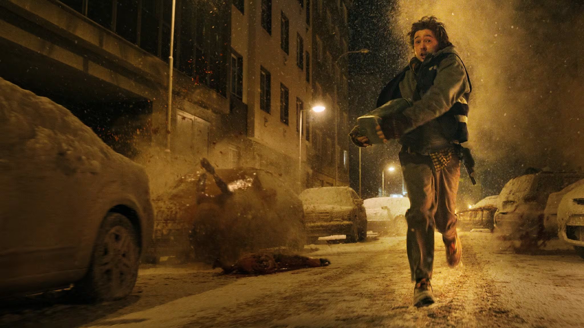 En Resident Evil, Abrams interpreta a Bryan, un mensajero médico que queda atrapado en el brote zombi de Raccoon City (Créditos: Sony Pictures)