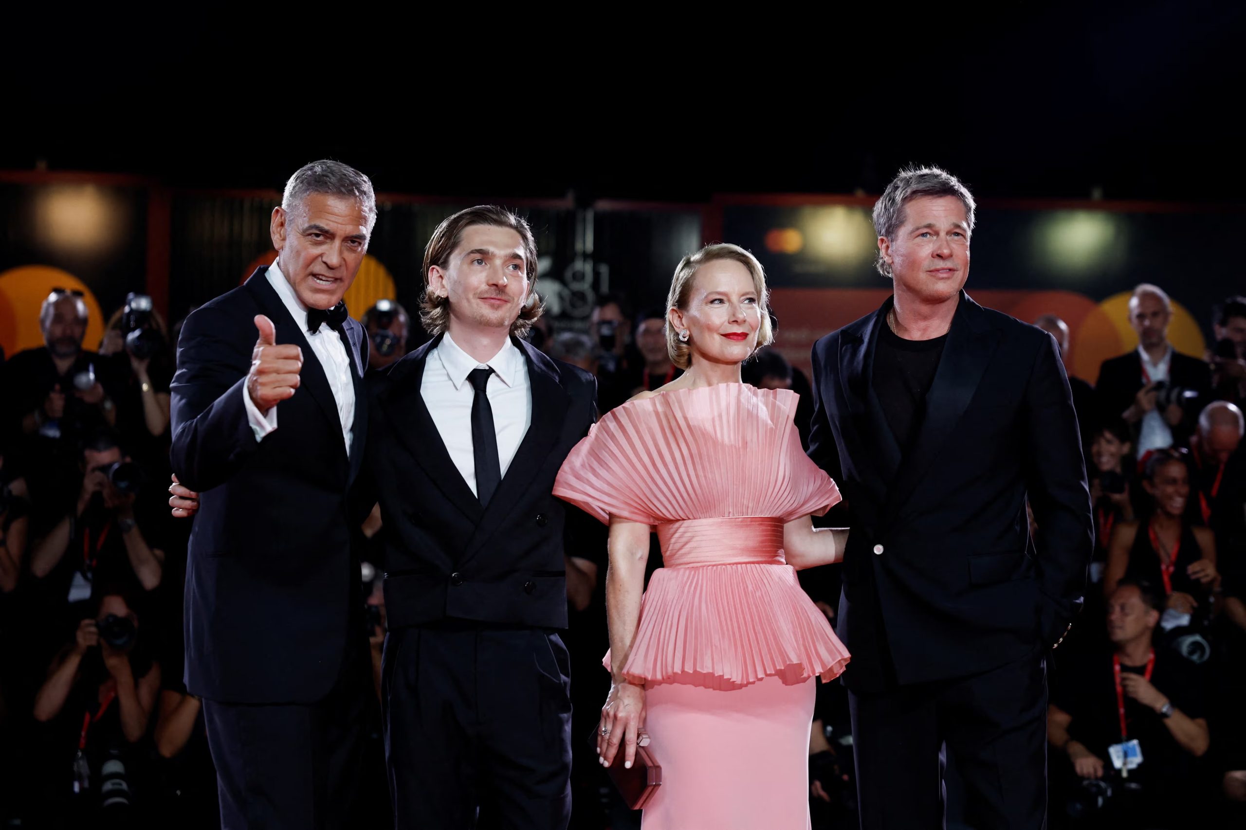 Wolfs, con George Clooney y Brad Pitt, marcó un punto de inflexión para Austin Abrams antes de sus protagónicos en Resident Evil y Whalefall (REUTERS)