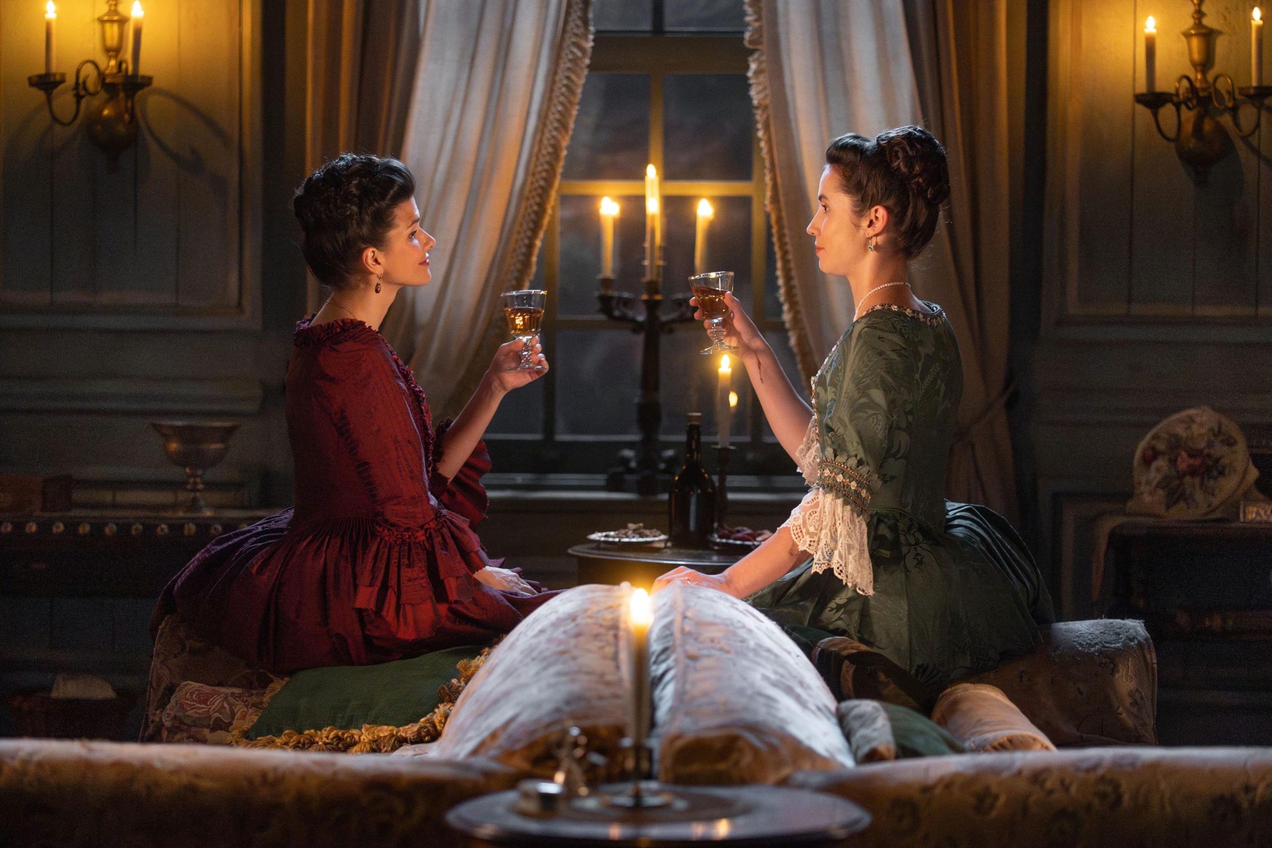 Victoria y Mercedes celebran la nueva posición de la Salcedo en 'Valle Salvaje' (RTVE).