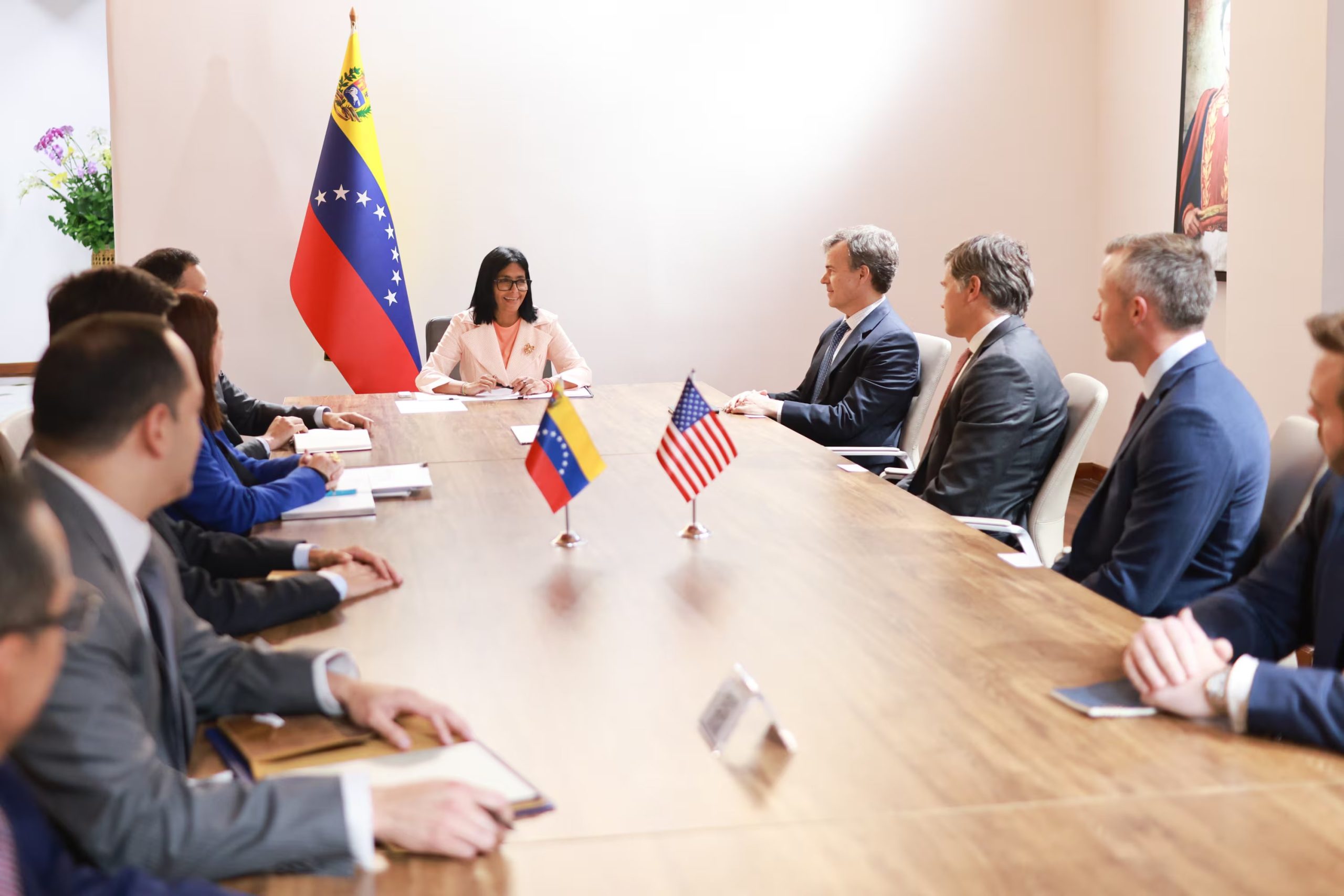 Delcy Rodríguez reunida con funcionarios estaodunidenses en Caracas .jpg
