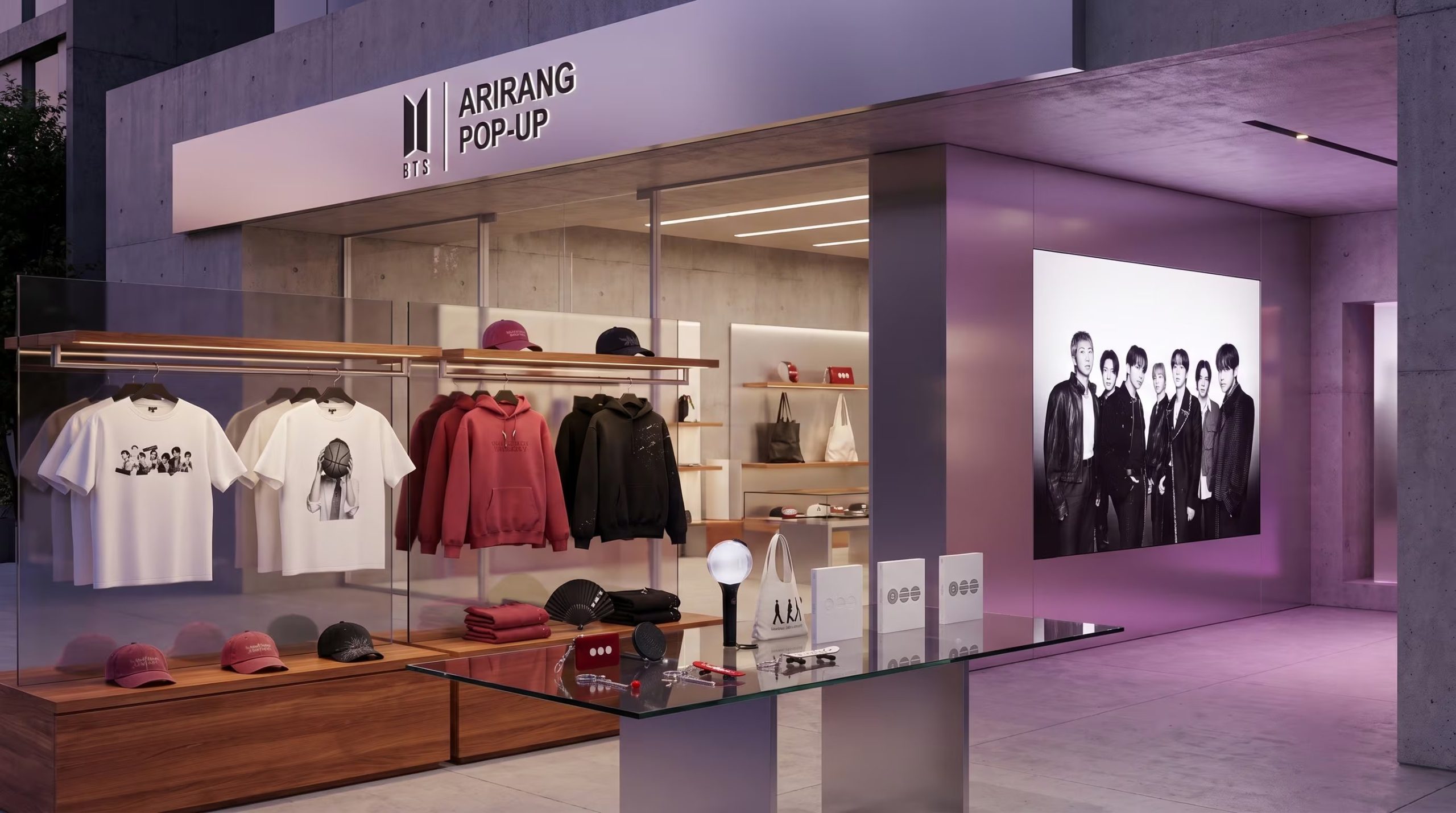 La moderna Pop-Up Store de BTS Arirang en México exhibió merchandising exclusivo en un ambiente premium con iluminación morada, incluyendo una pantalla digital con los miembros del grupo. (Imagen Ilustrativa Infobae)