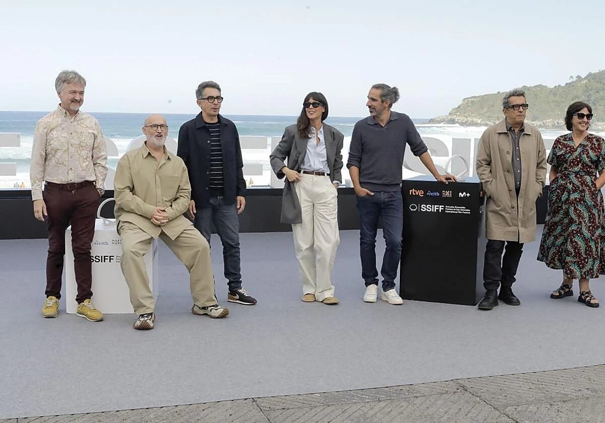 El equipo de '5 minutos de más' en el Festival de San Sebastián: el productor Edmond Roch, Javier Cámara, Berto Romero, Belén Cuesta, Javier Ruiz Caldera, Andreu Buenafuente (productor) y María Rubín, de Movistar Plus+