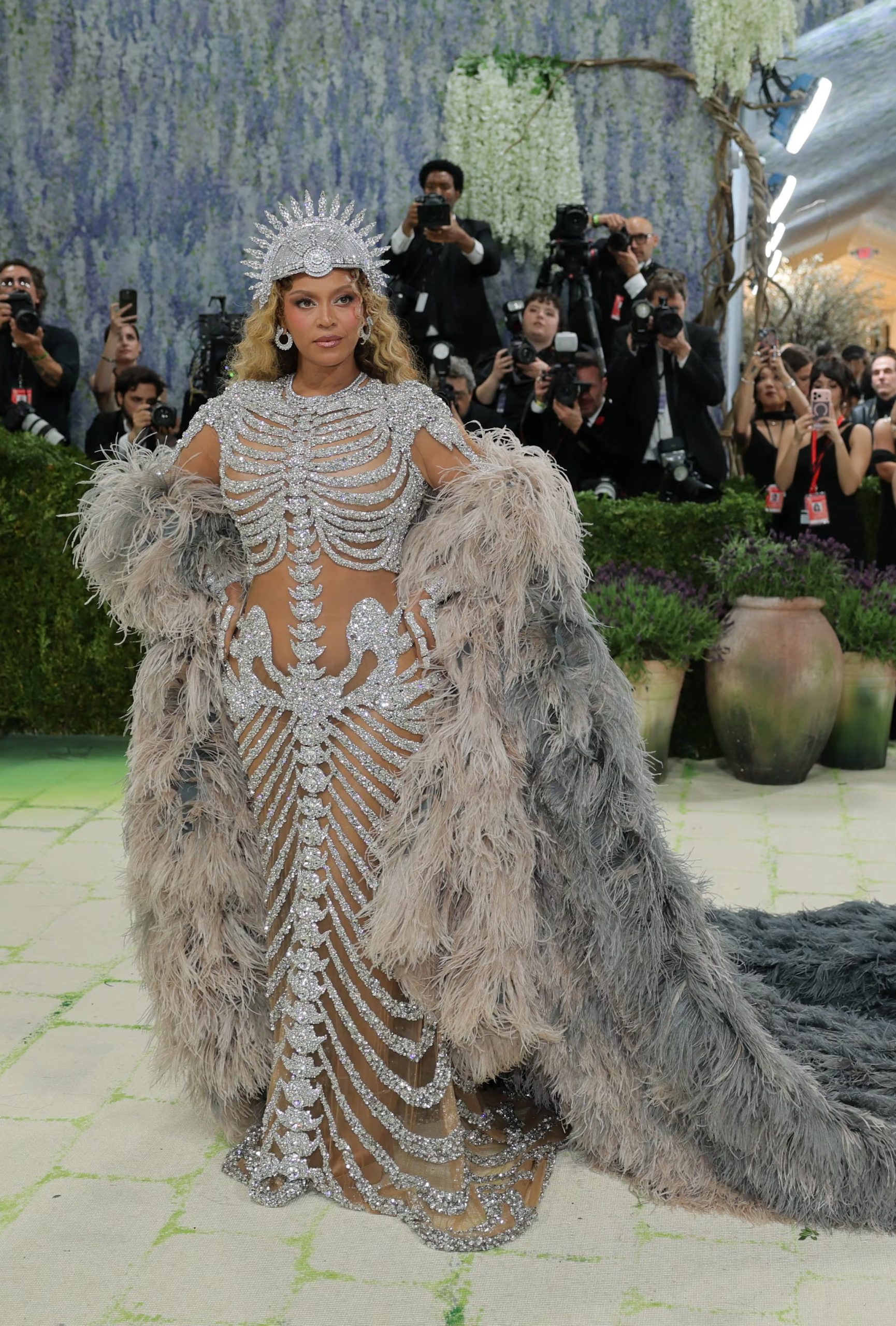 Los vestidos de gala incorporan transparencias, cristales, plumas y siluetas ceñidas (REUTERS/Daniel Cole)