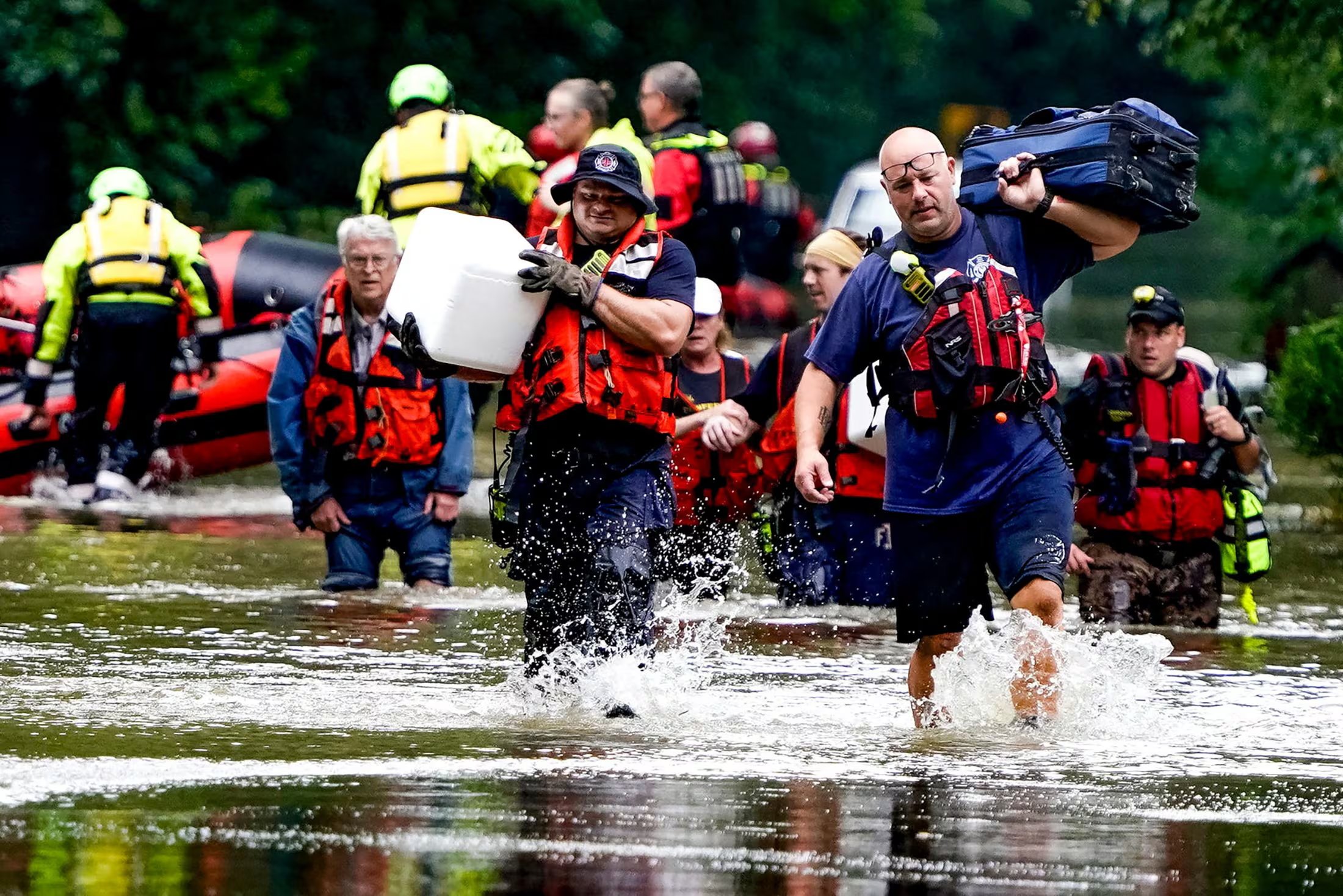 El temporal en Indiana incluyó un derecho, lluvias intensas, inundaciones repentinas, cortes de energía y daños en infraestructura, según la información citada en la nota. (Michelle Pemberton/USA Today Network via REUTERS)