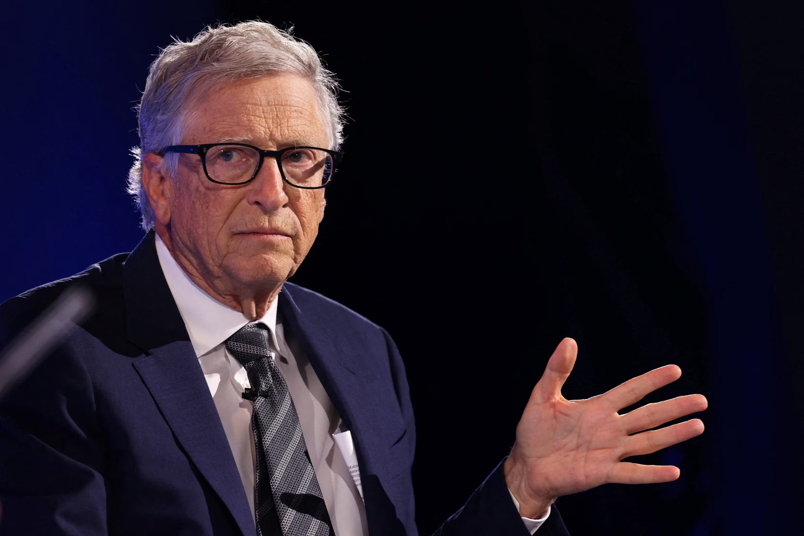 Gates afirmó que frenar el progreso de la IA a nivel global parece poco probable por las presiones económicas y geopolíticas. REUTERS/Caitlin Ochs